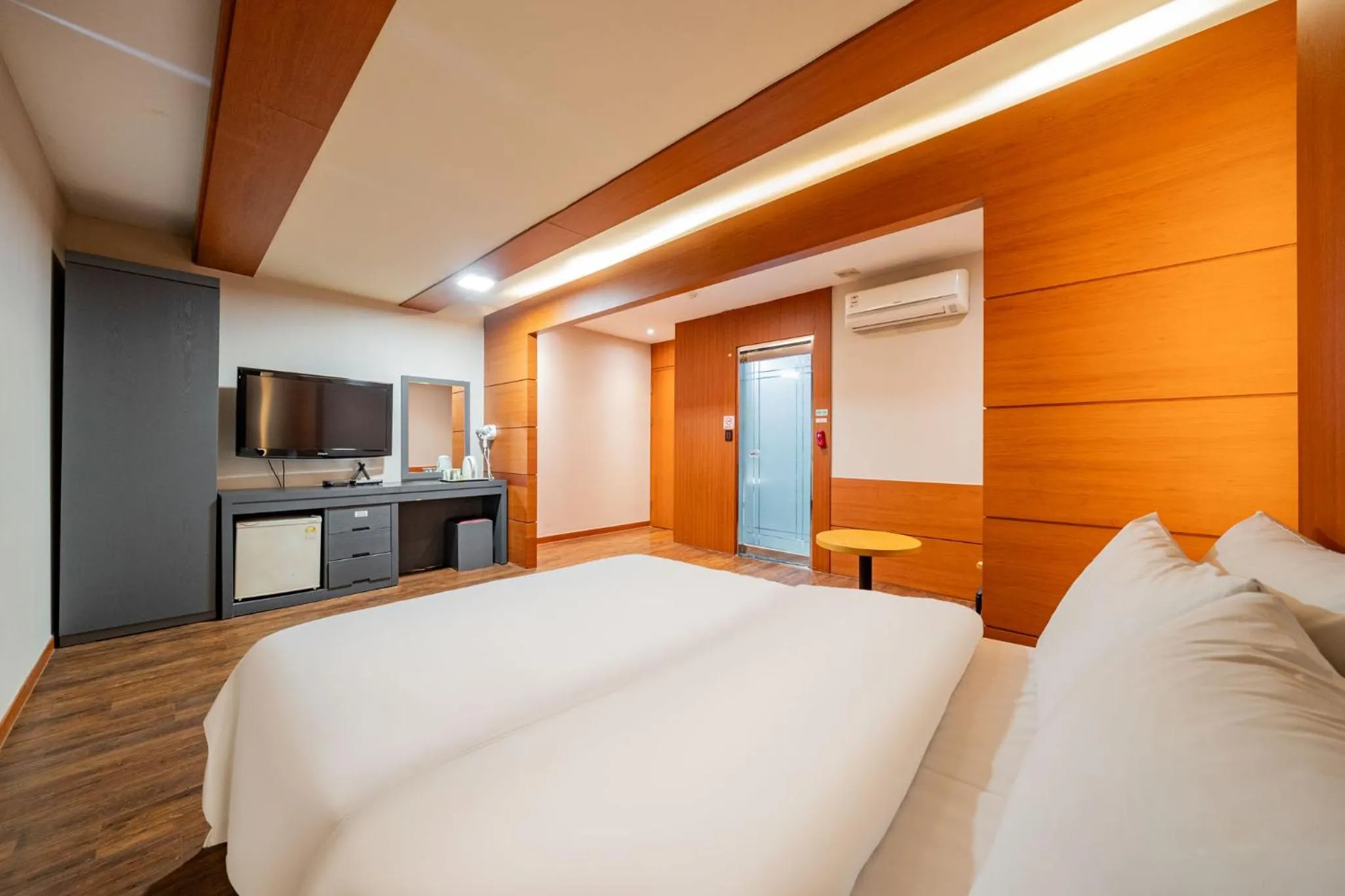 Photo of the whole room, Bed in incheon Airport Hotel June