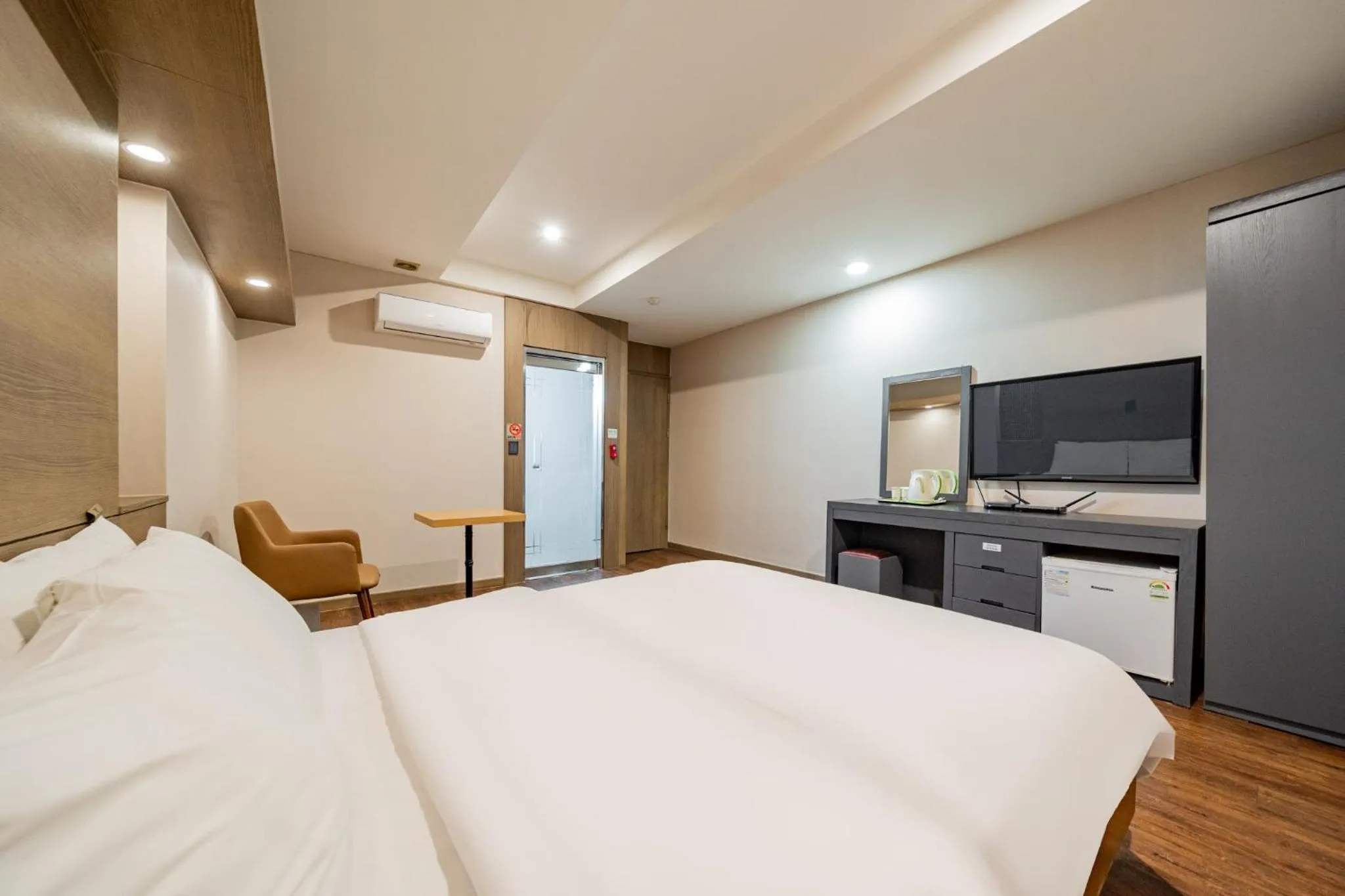 Photo of the whole room, Bed in incheon Airport Hotel June