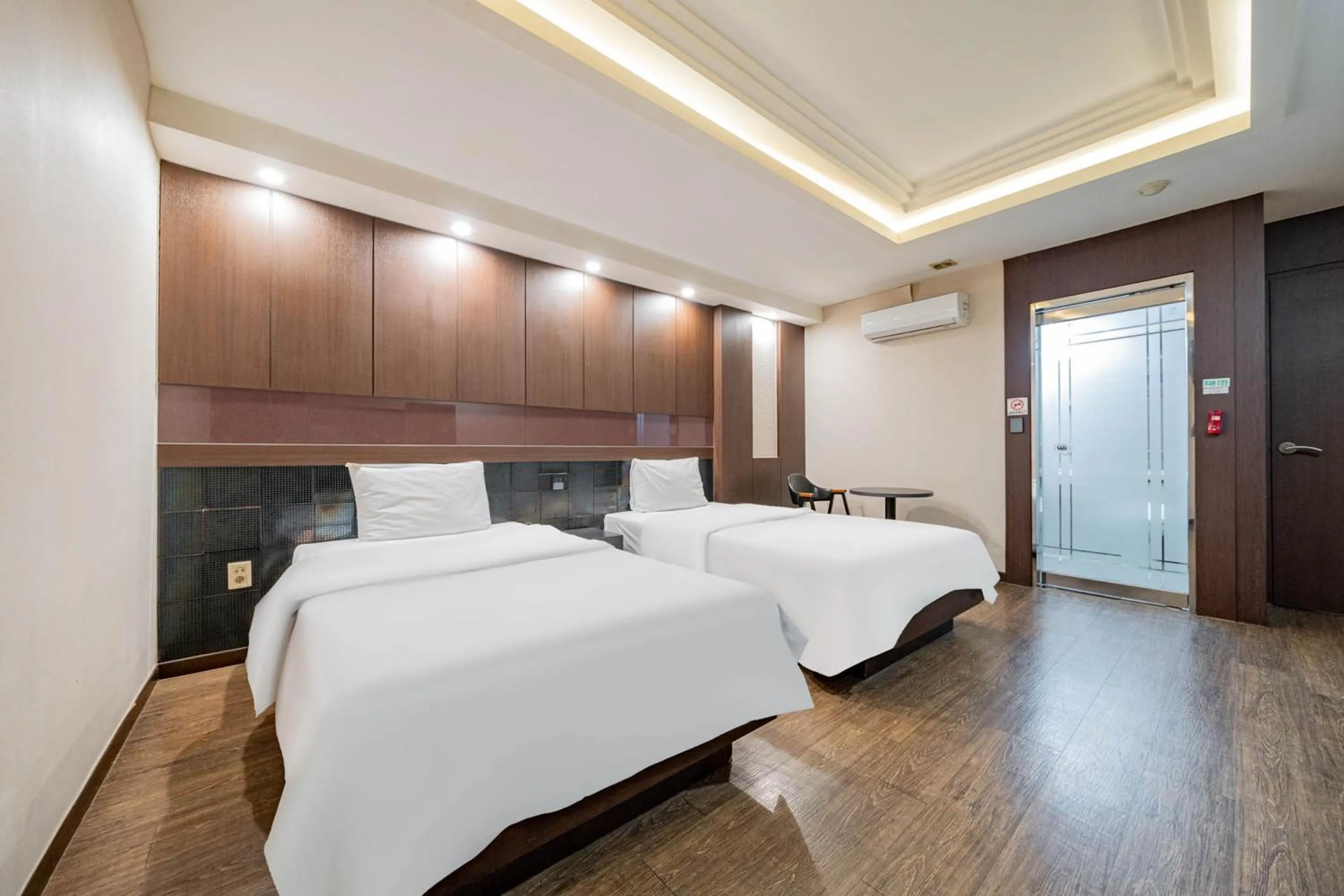 Bedroom, Bed in incheon Airport Hotel June
