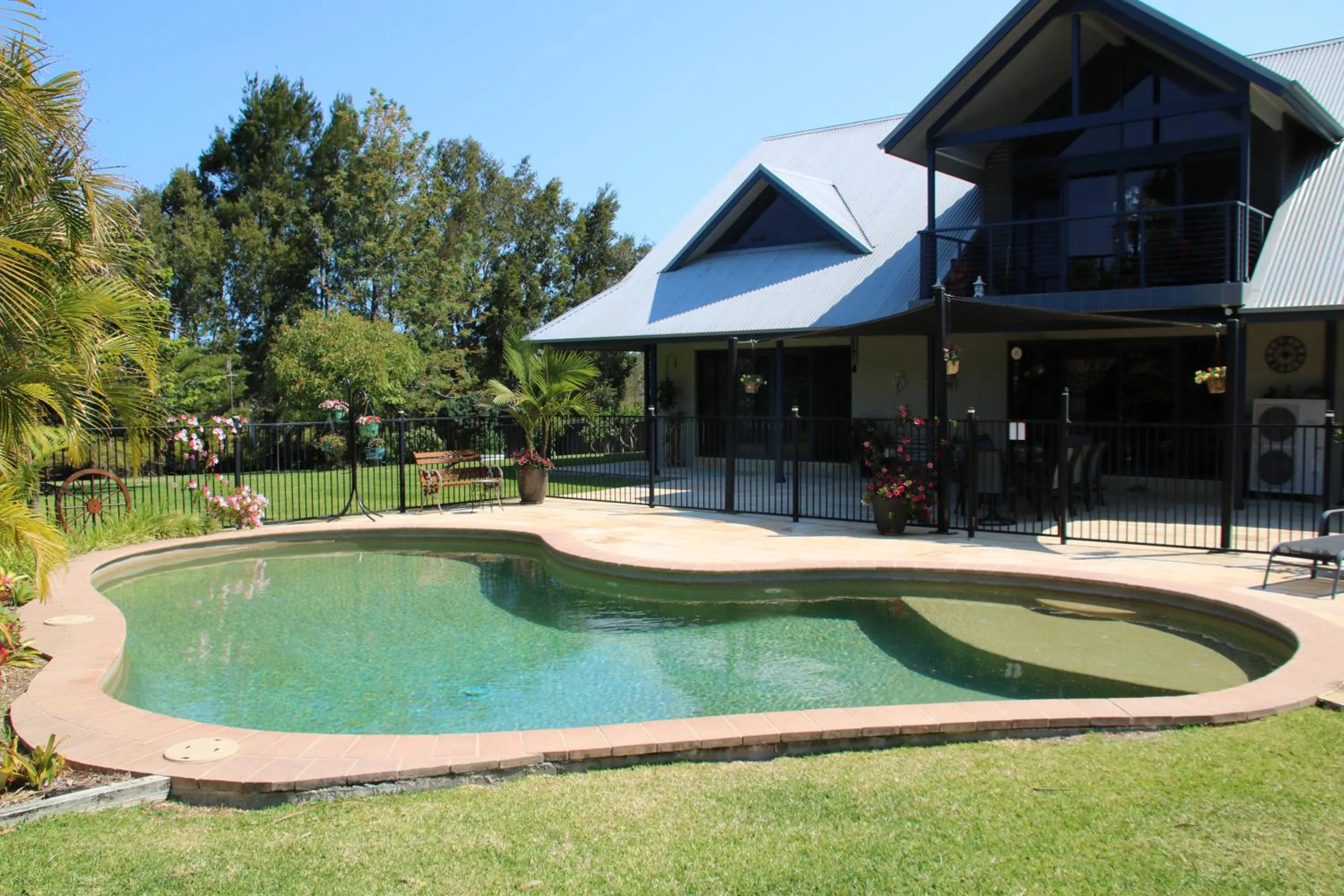 Swimming pool in Salamander Bay Bed and Breakfast
