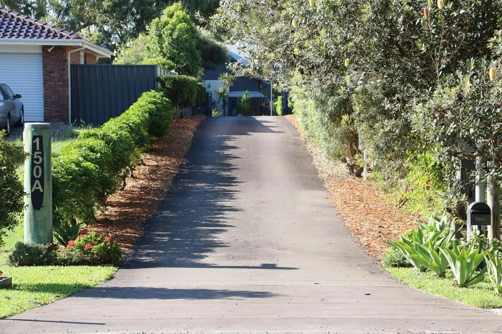 Street view in Salamander Bay Bed and Breakfast