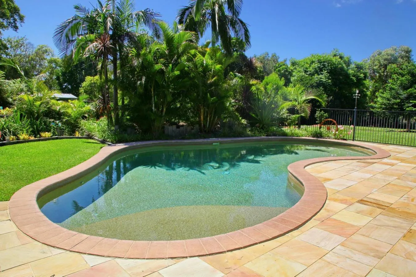Swimming pool in Salamander Bay Bed and Breakfast