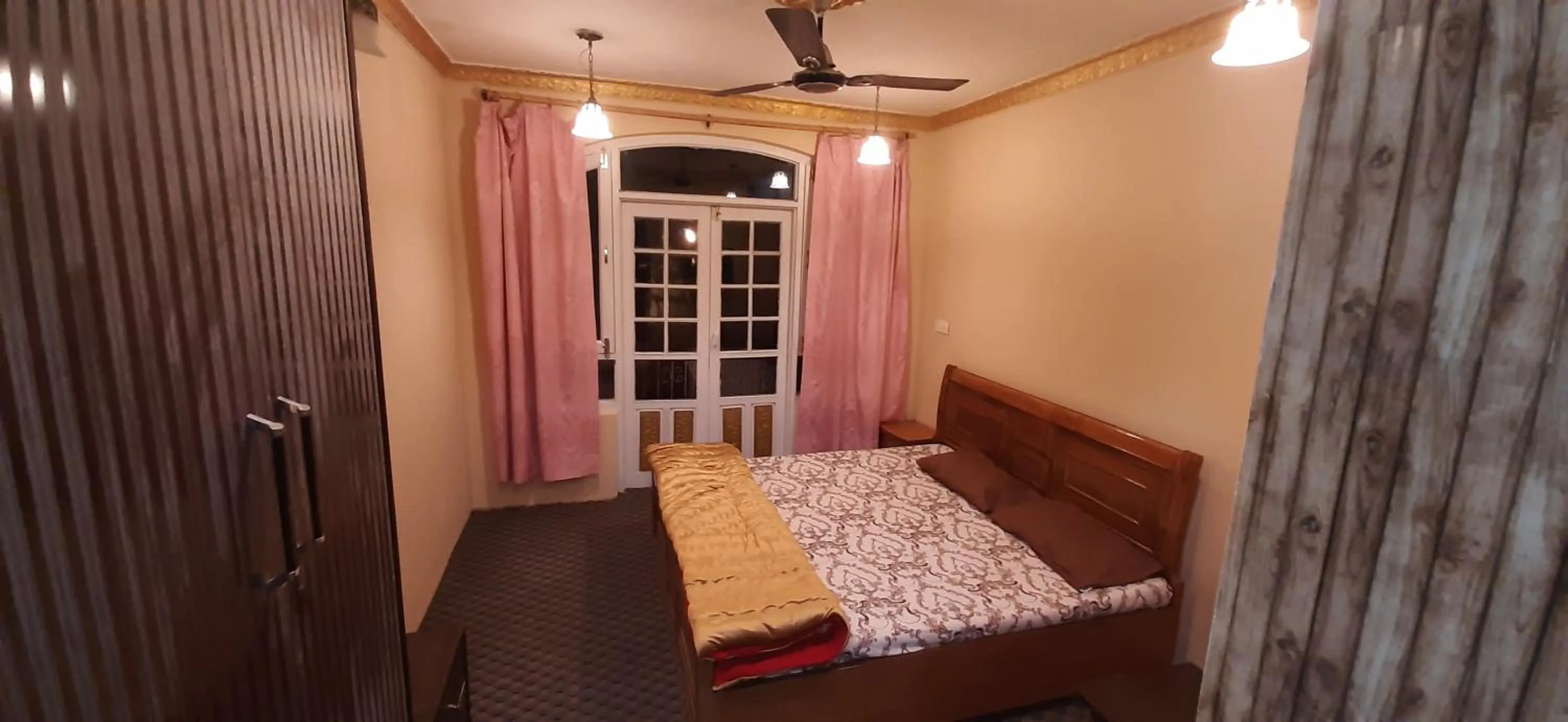 Bedroom, Bed in Hotel Gulistan