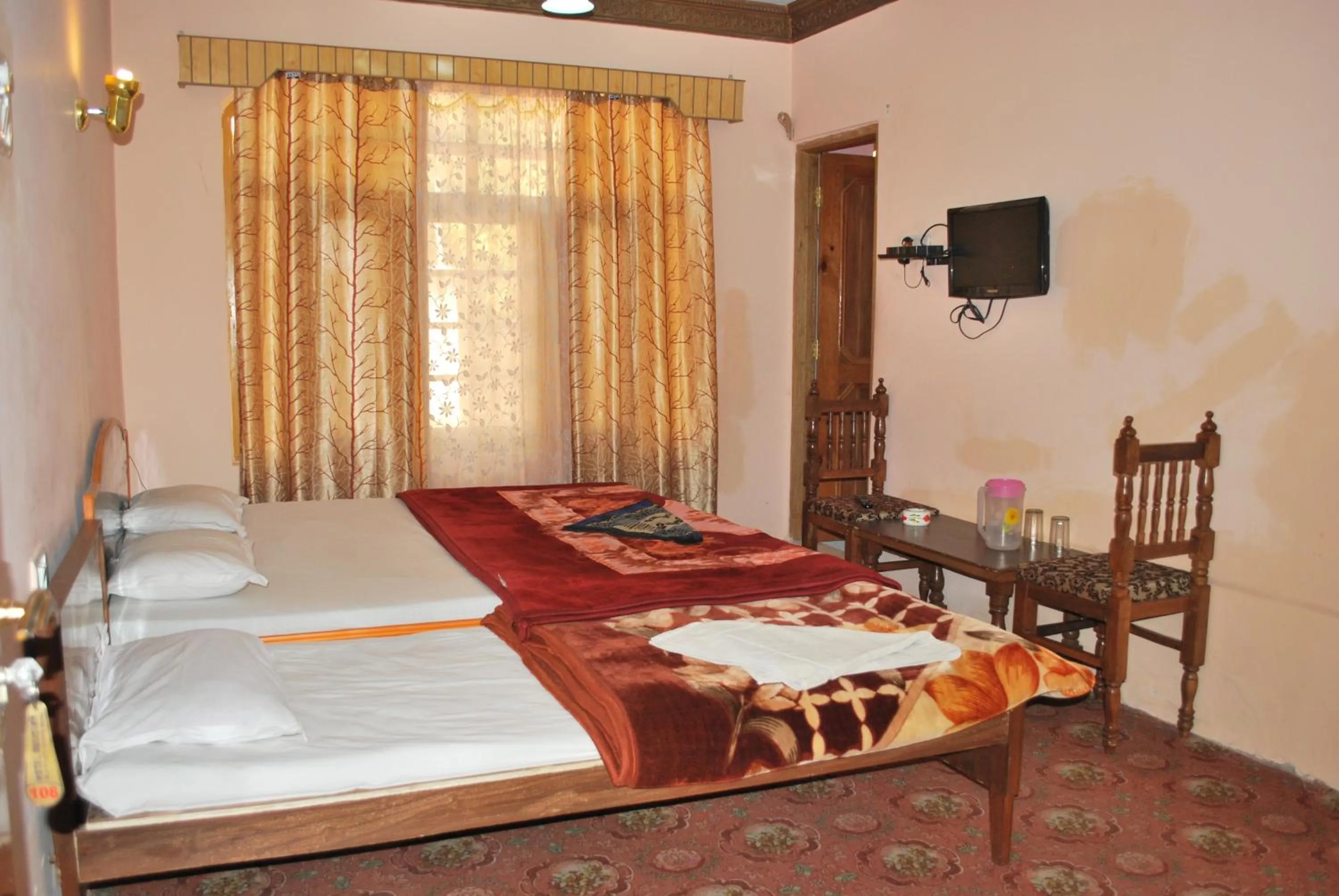 Photo of the whole room, Bed in Hotel Gulistan