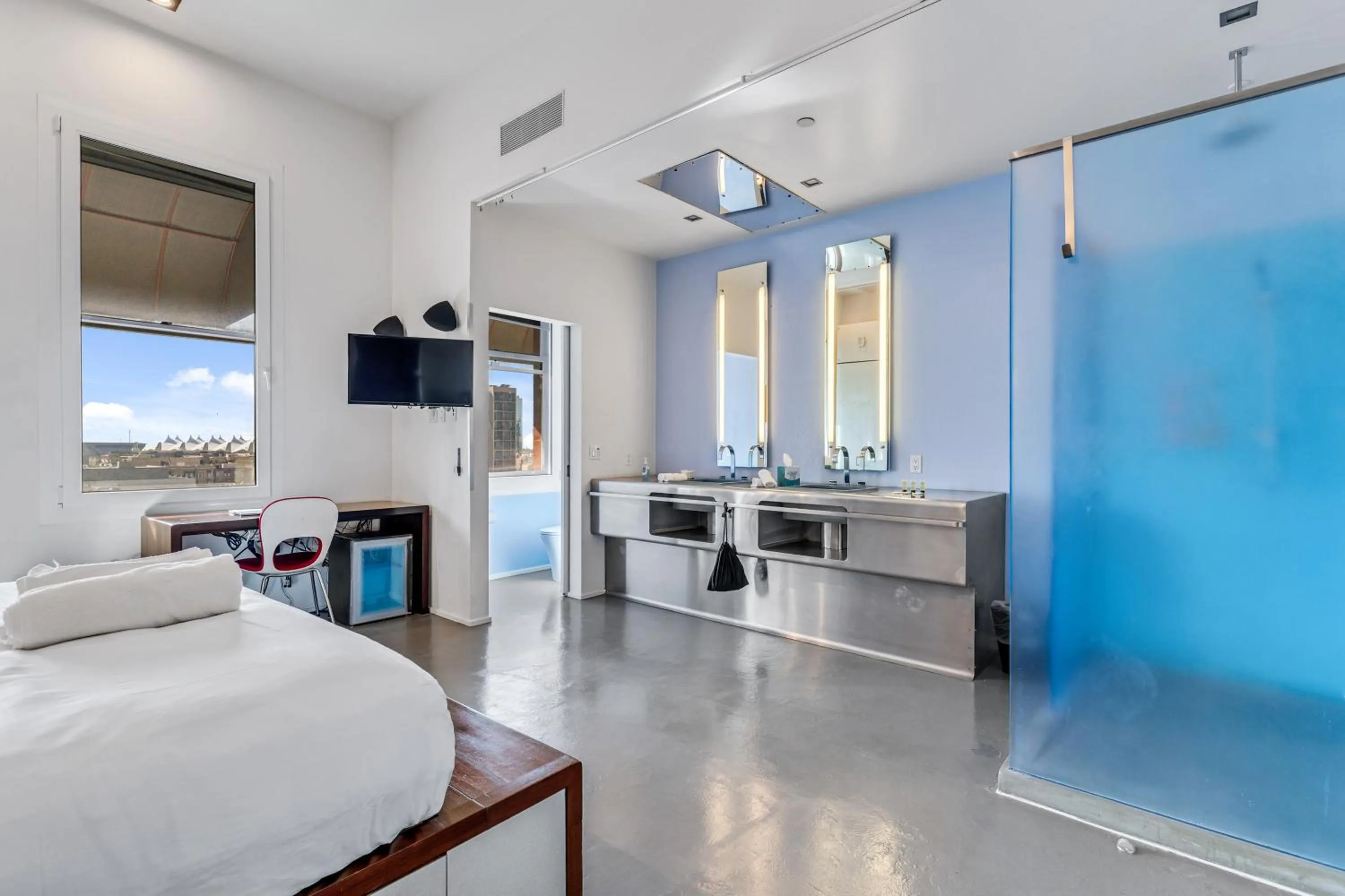 Photo of the whole room, Bed in The Keating