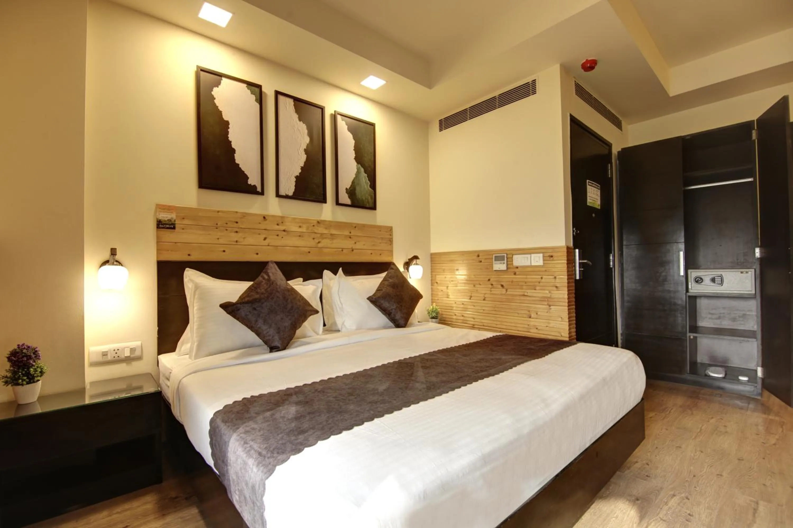 Photo of the whole room in Saltstayz Thyme Sukhdev Vihar, New Delhi