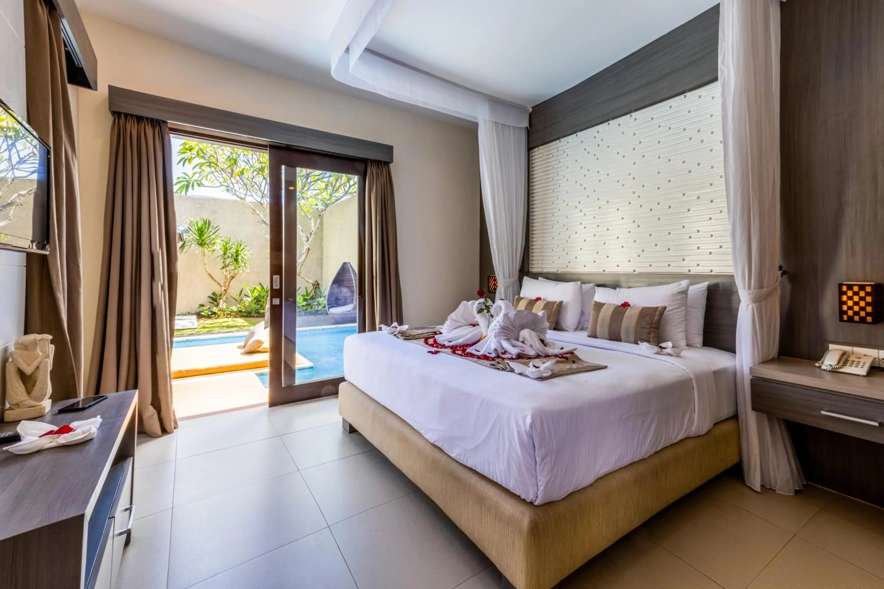 Bed in Luxotic Private Villa and Resort