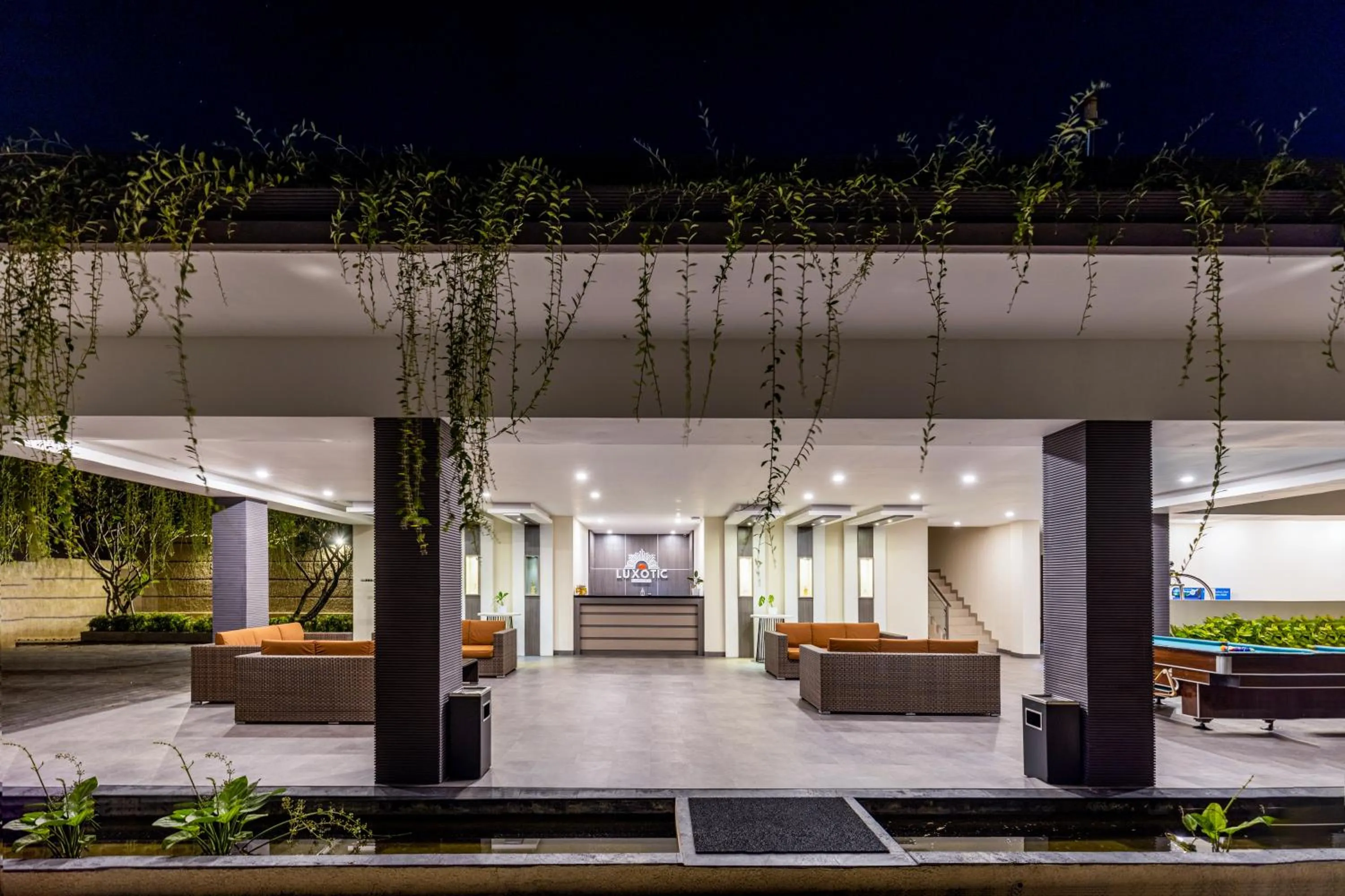 Billiard in Luxotic Private Villa and Resort