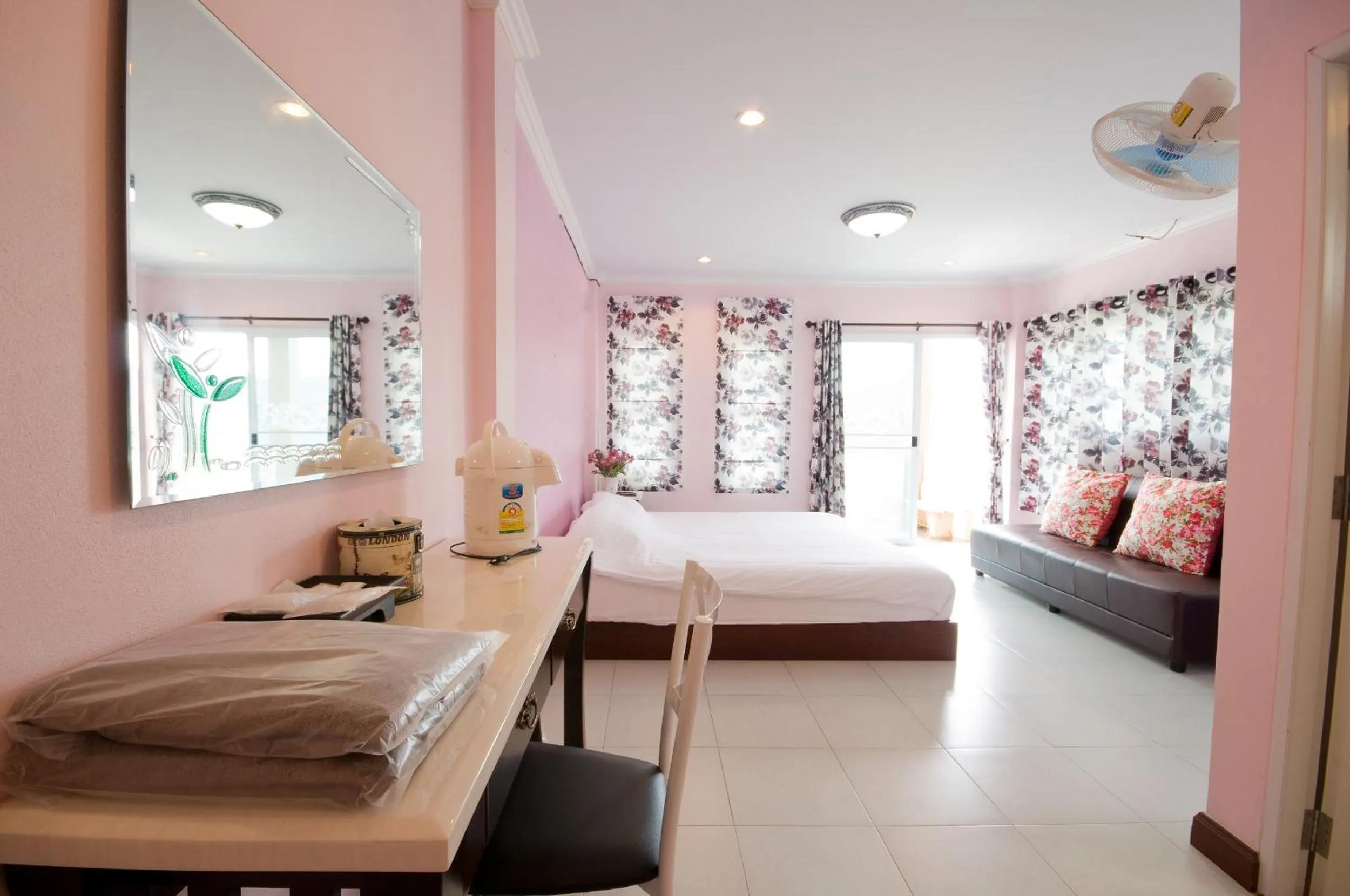 Bed in Mhork Buri Resort