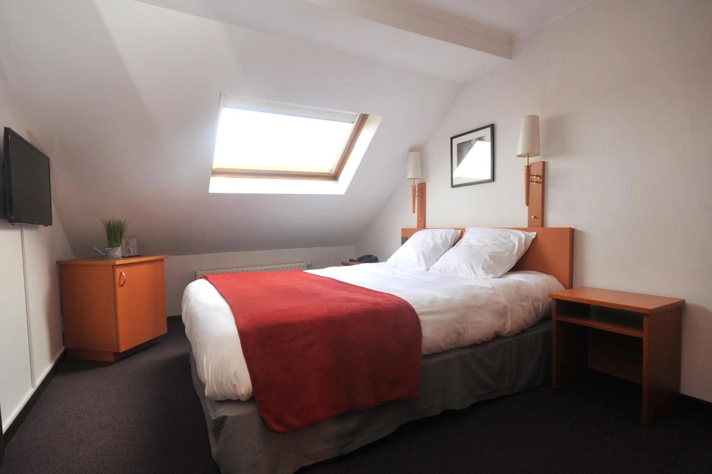 Photo of the whole room, Bed in Hôtel du Perron