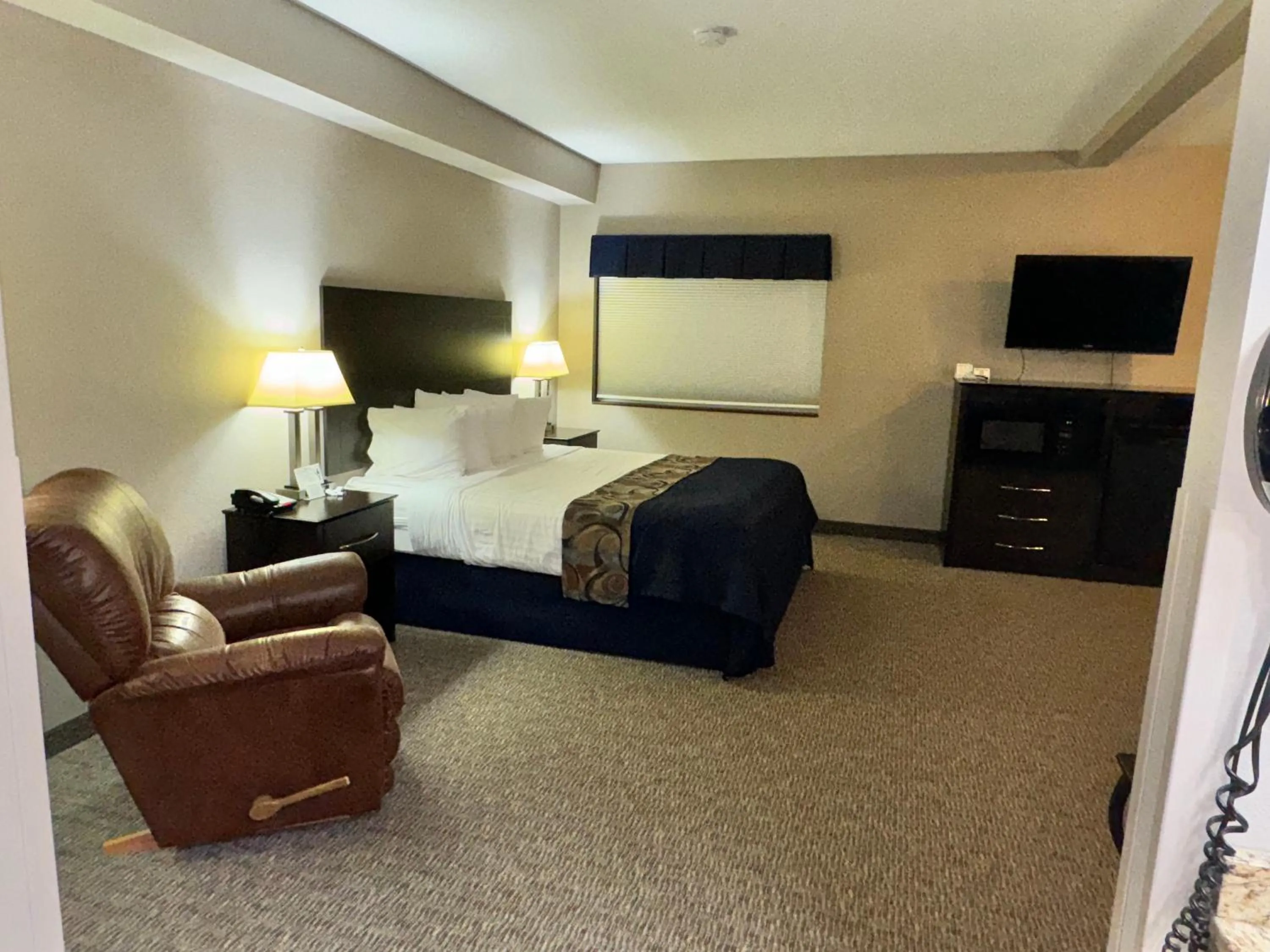 Bed in Garner INN & Suites