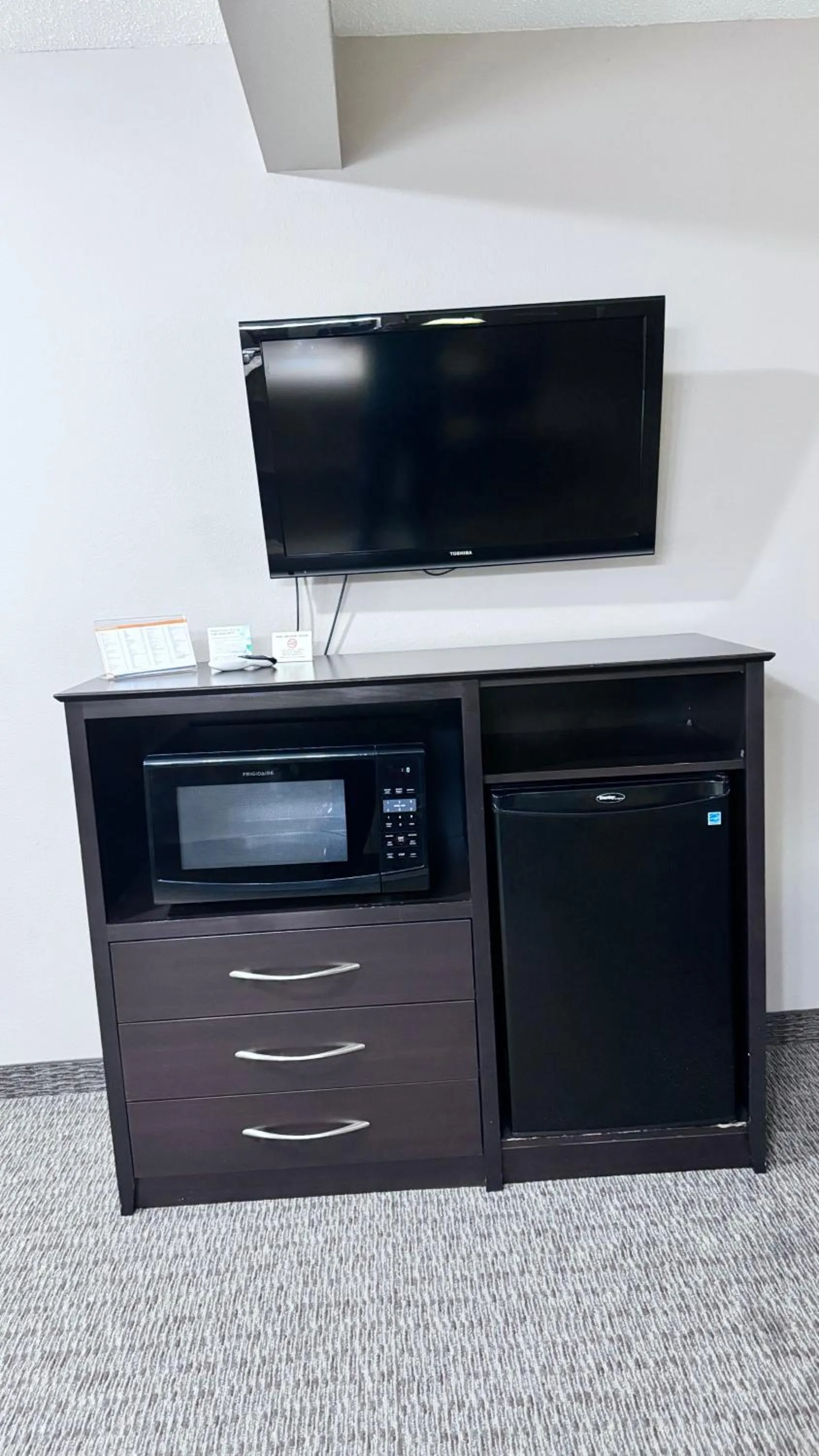 TV and multimedia in Garner INN & Suites