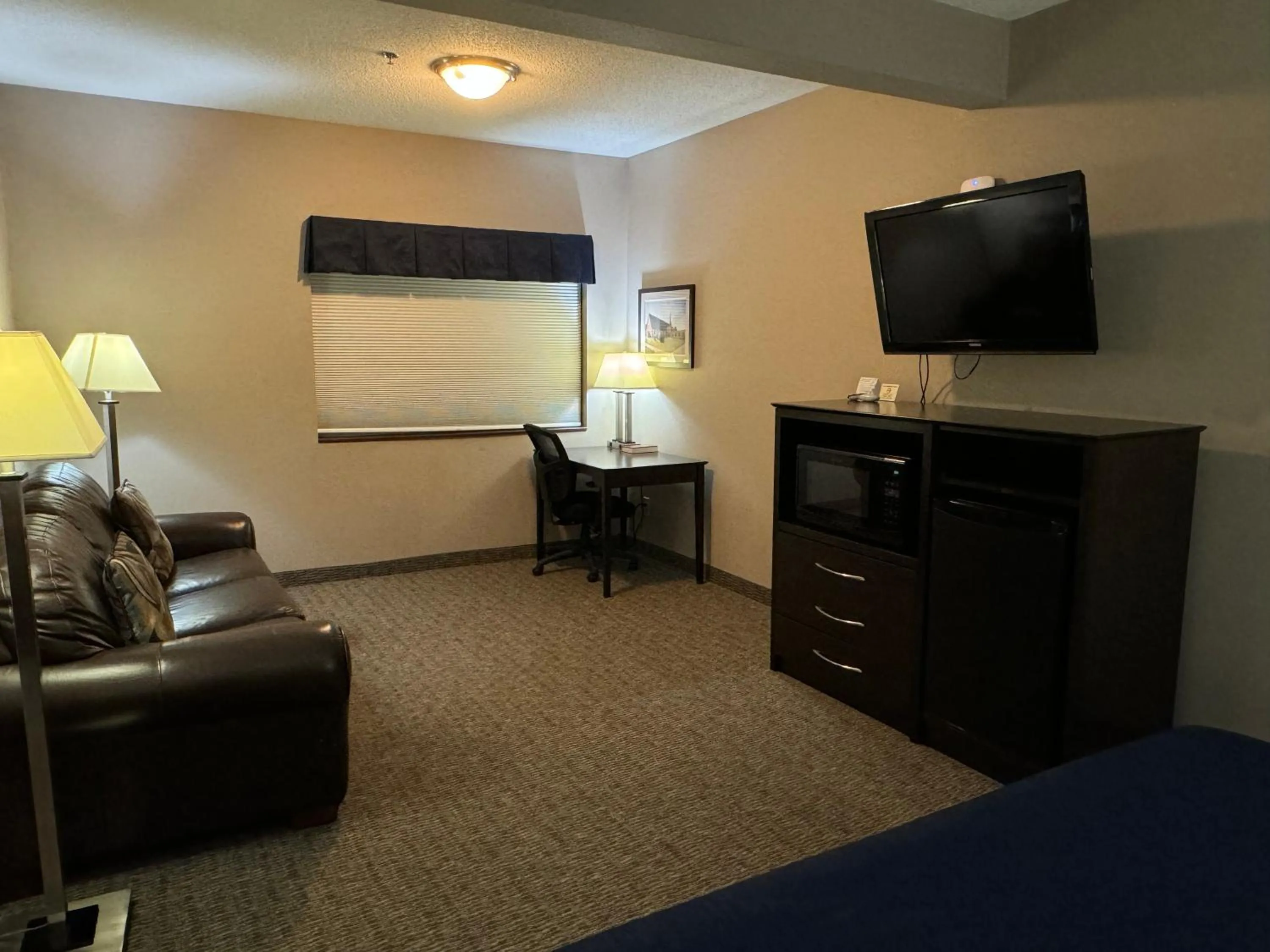 Bed in Garner INN & Suites