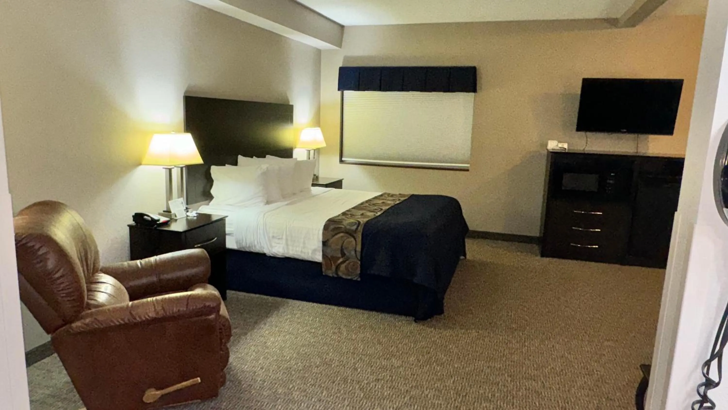 Bed in Garner INN & Suites