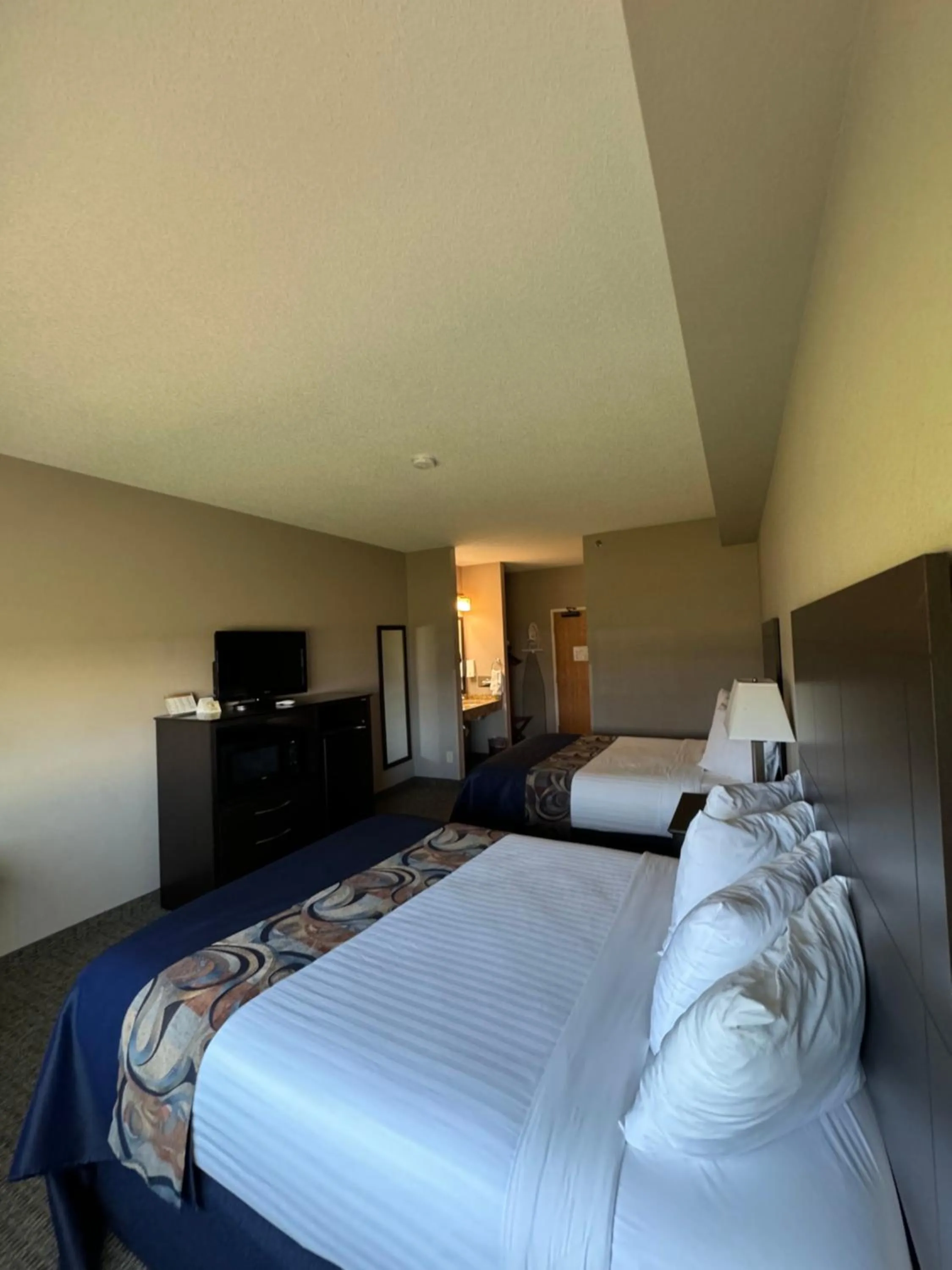 Bed in Garner INN & Suites