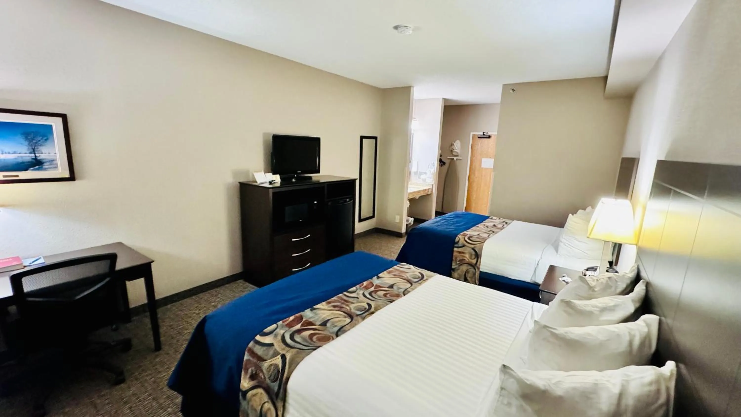 Bed in Garner INN & Suites