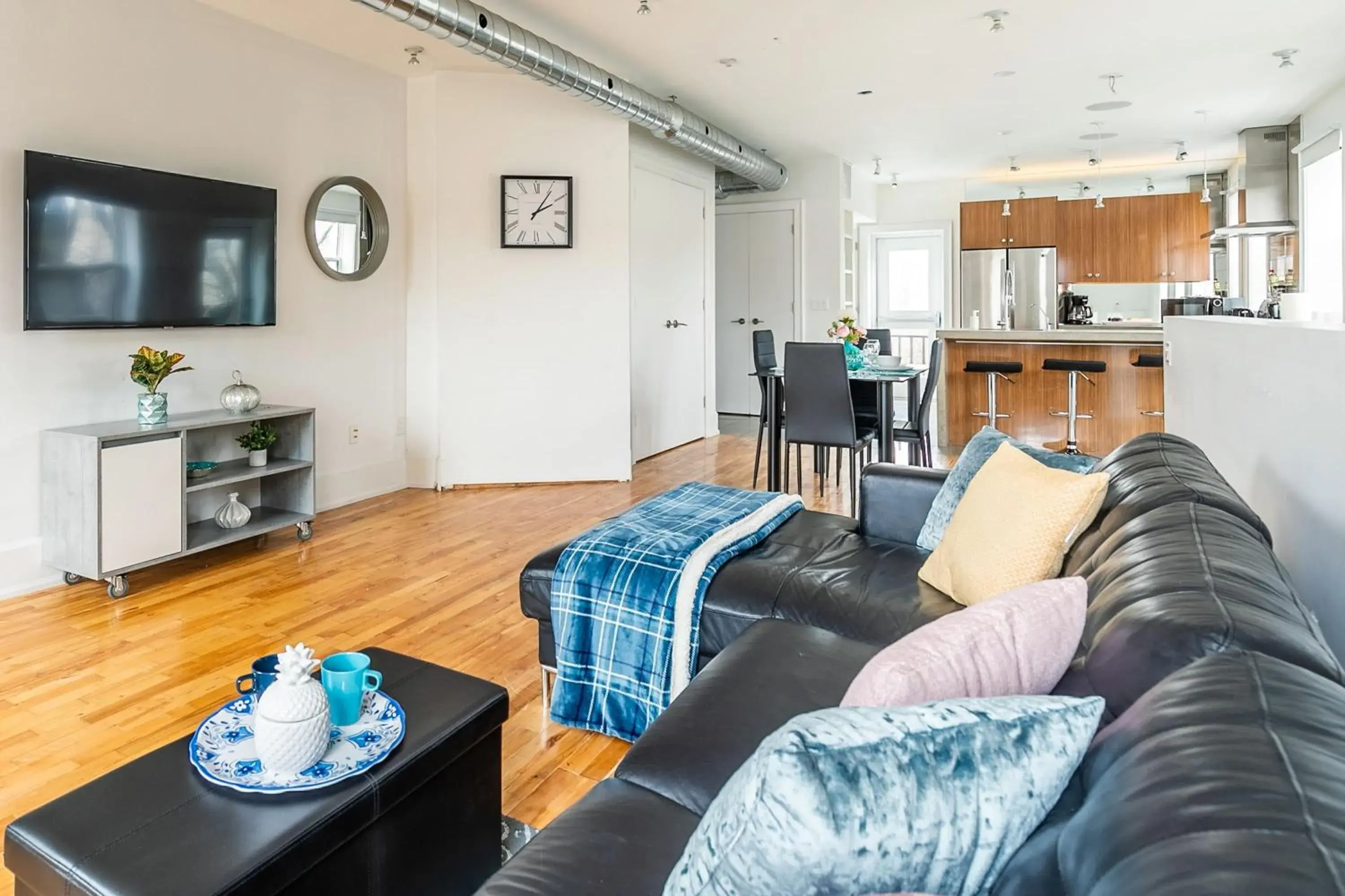 Spacious 2 Bedroom Loft in Sought After Leslieville Spacious 2 Bedroom Loft in Sought After Leslieville