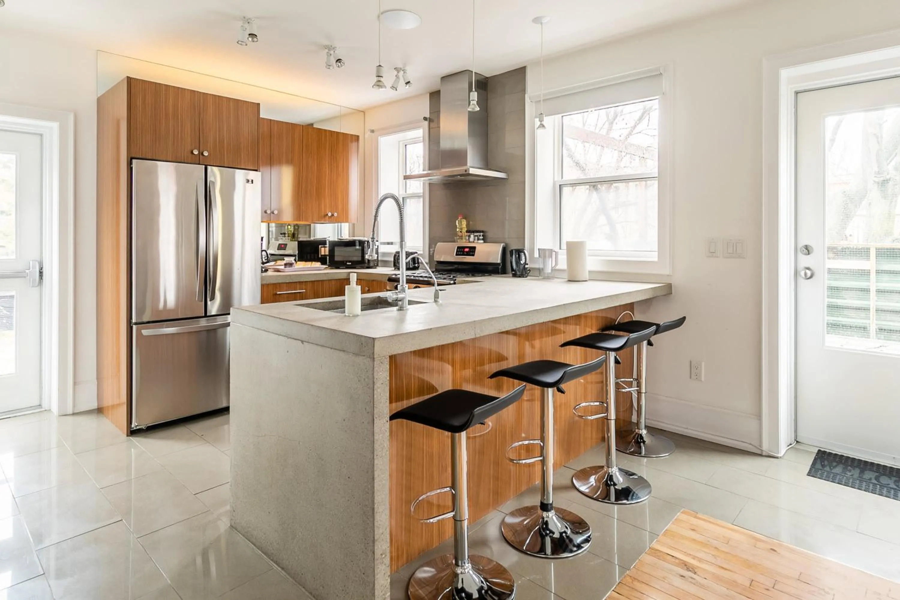 Kitchen or kitchenette in Spacious 2 Bedroom Loft in Sought After Leslieville