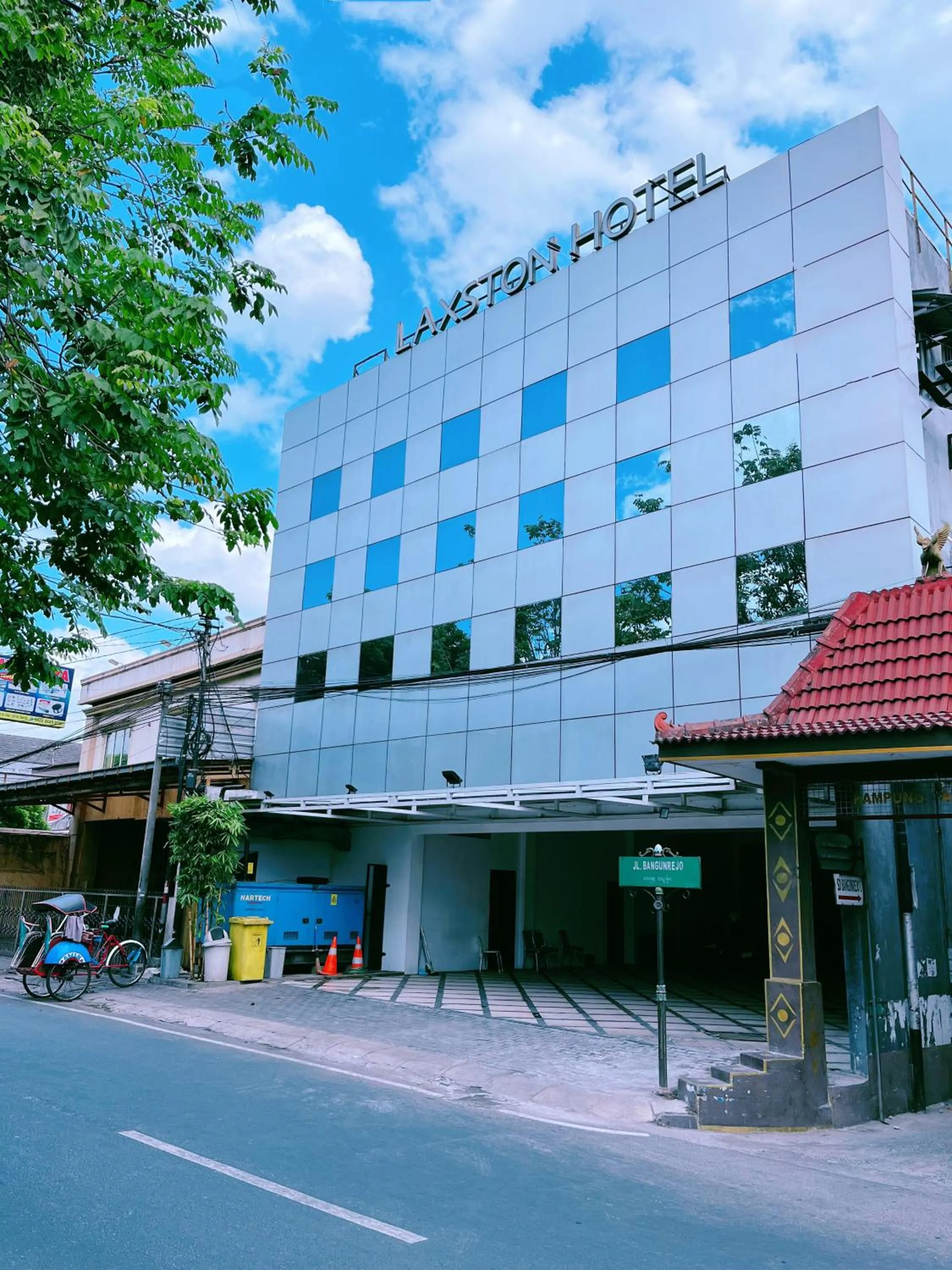 Facade/entrance in Laxston Hotel