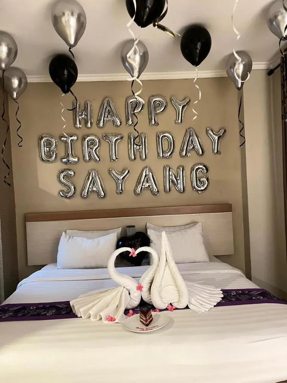 Text overlay, Bed in Laxston Hotel Text overlay, Bed in Laxston Hotel