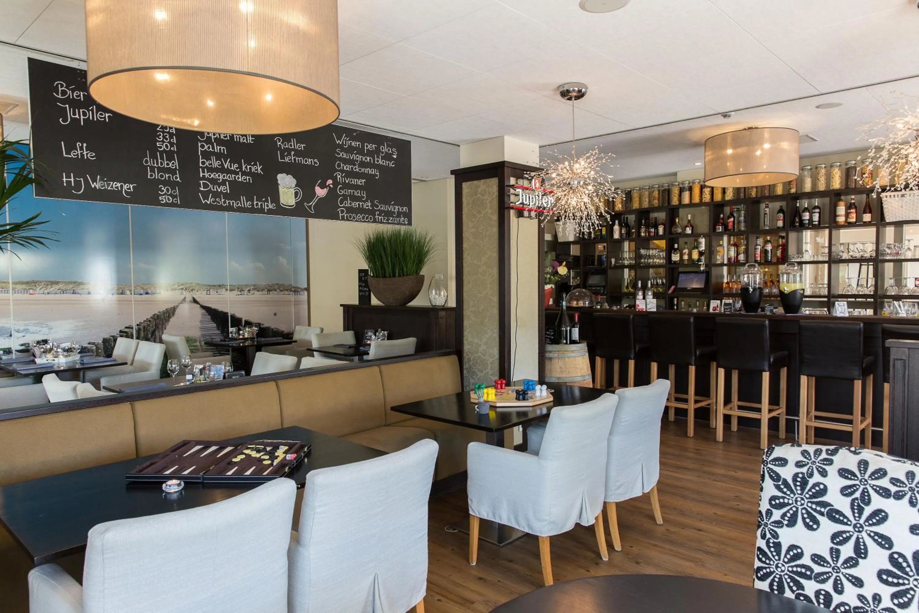 Restaurant/places to eat in Strandhotel Bos en Duin
