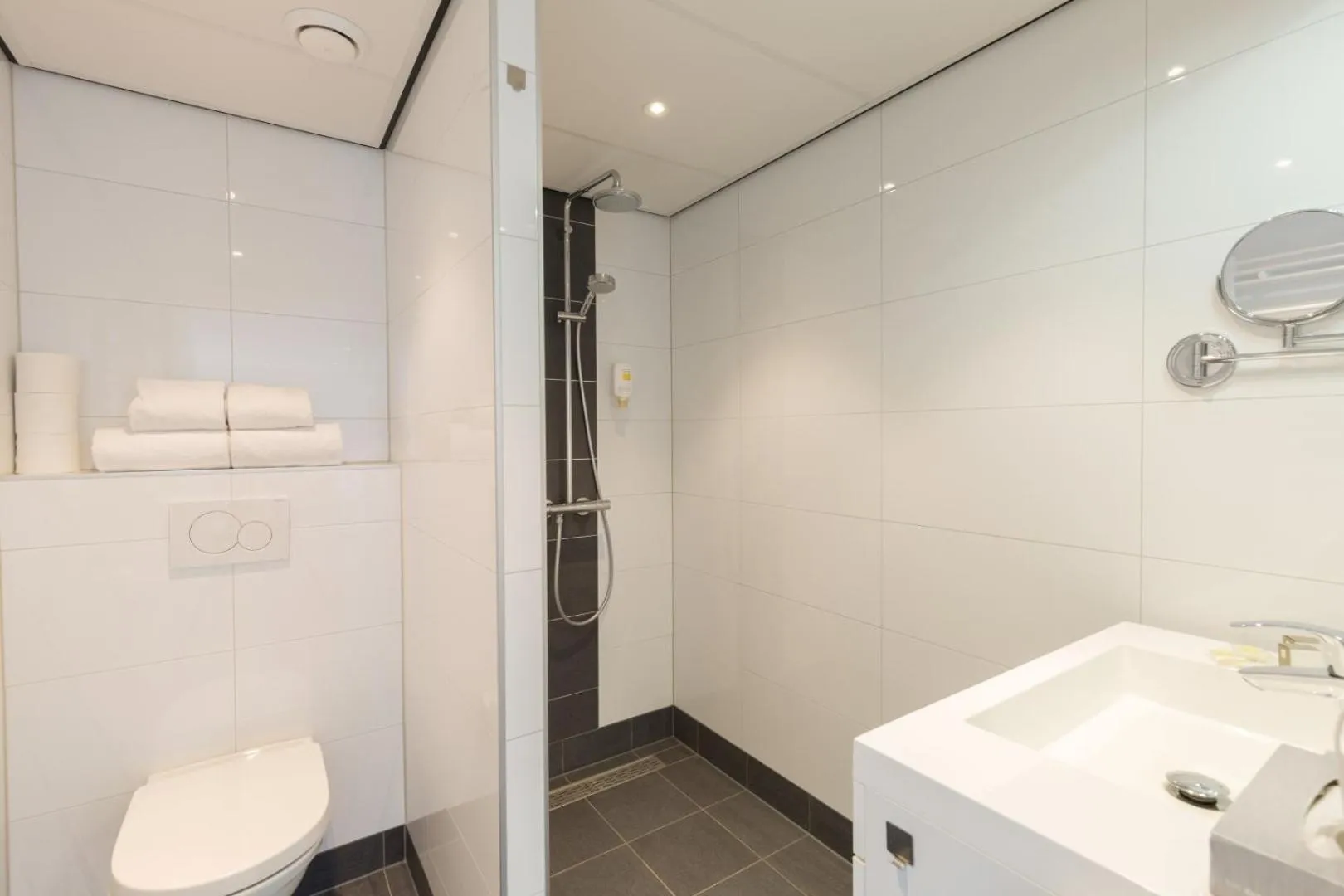 Shower in Strandhotel Bos en Duin