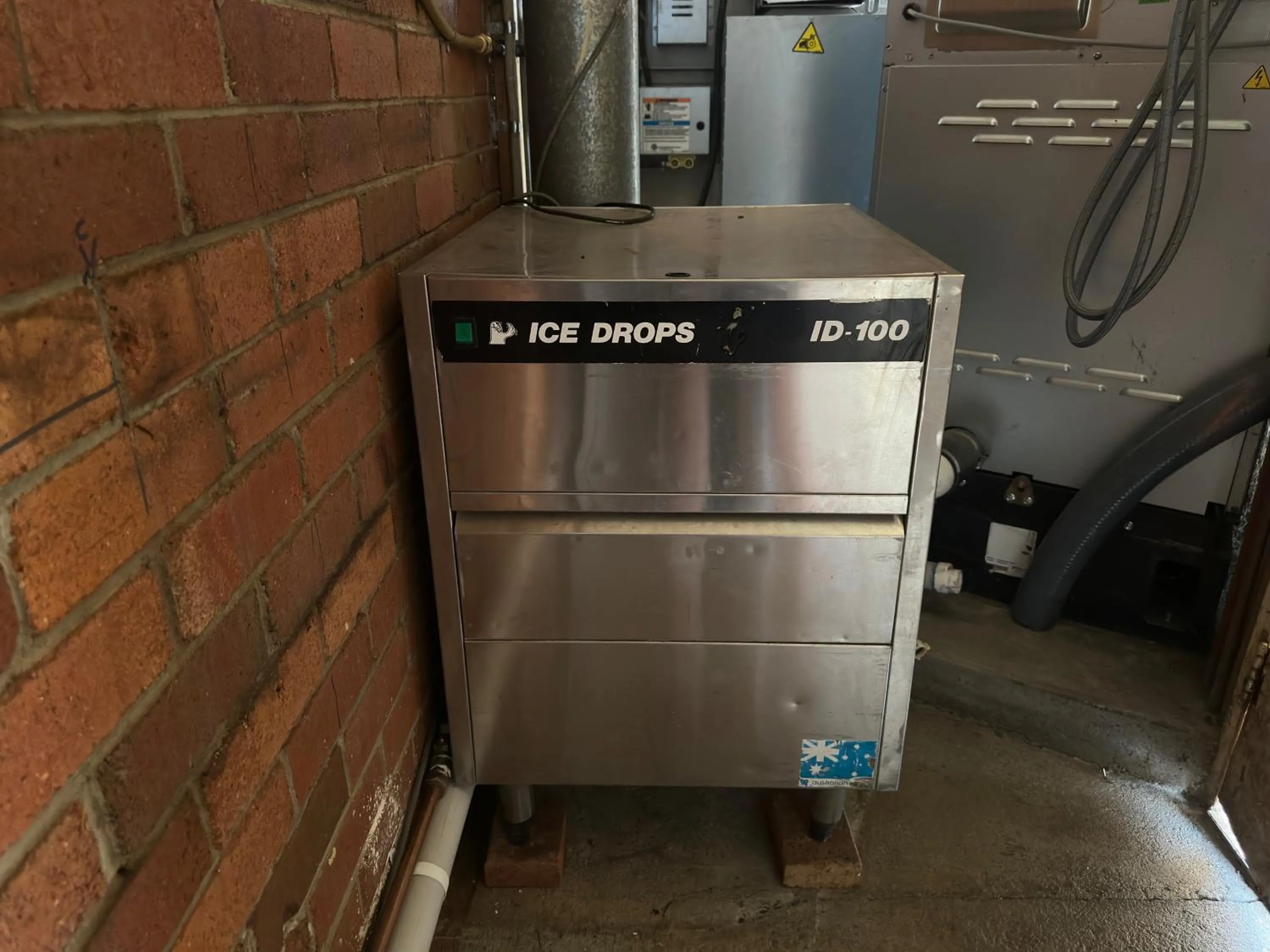 vending machine in Clock Tower Motor Inn