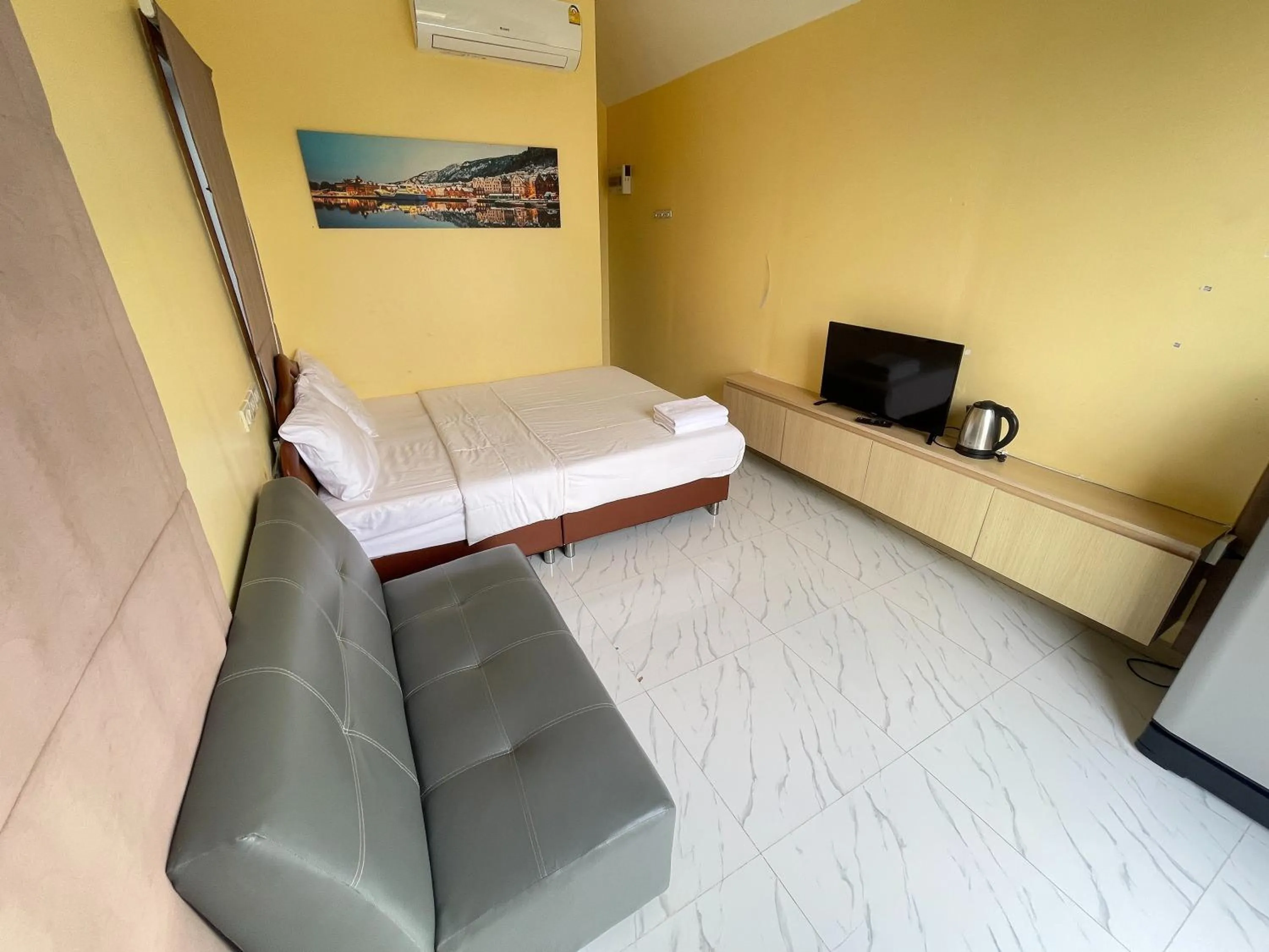 Bedroom, Bed in Oh Taley Resort