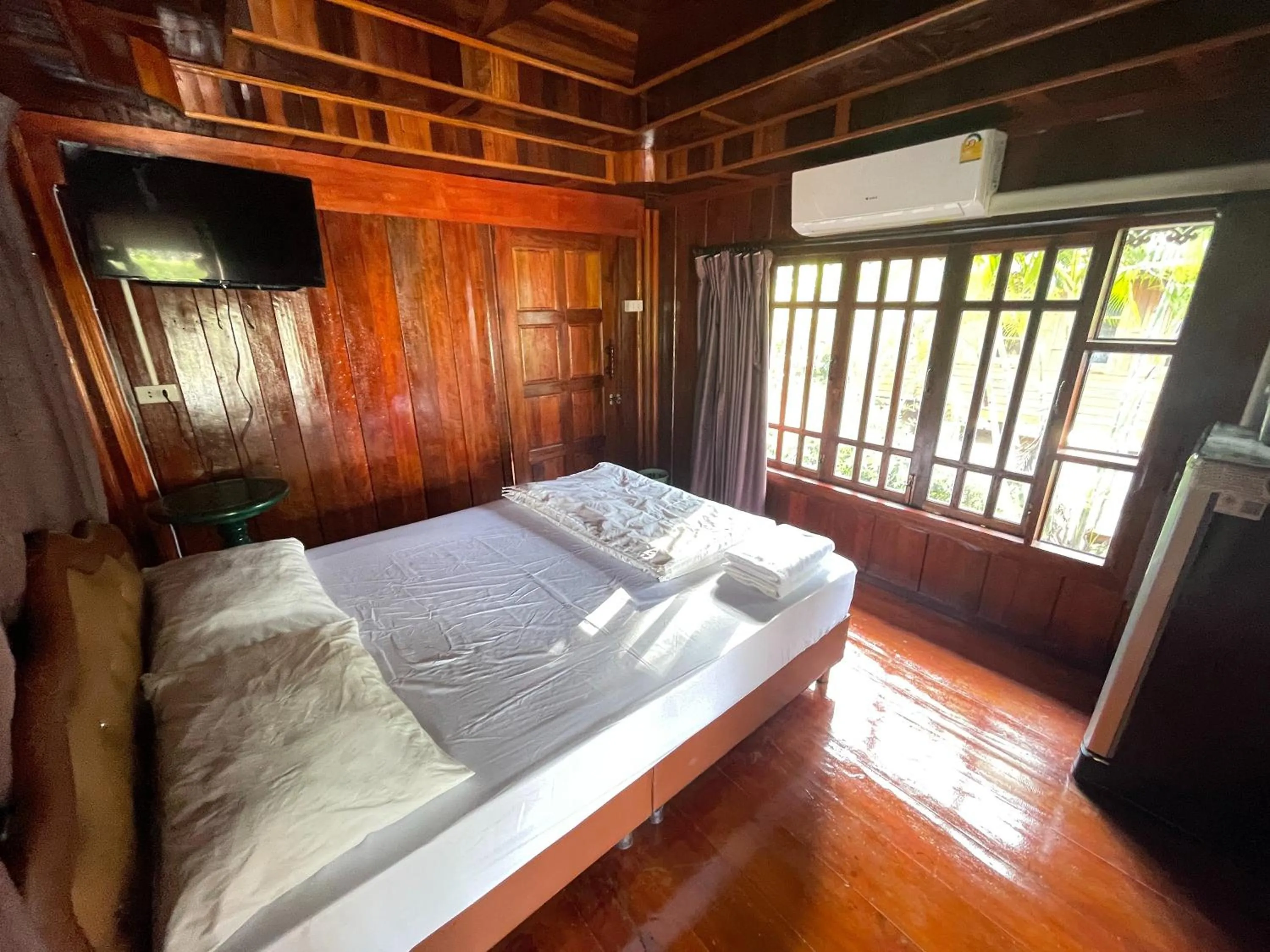 Bedroom, Bed in Oh Taley Resort