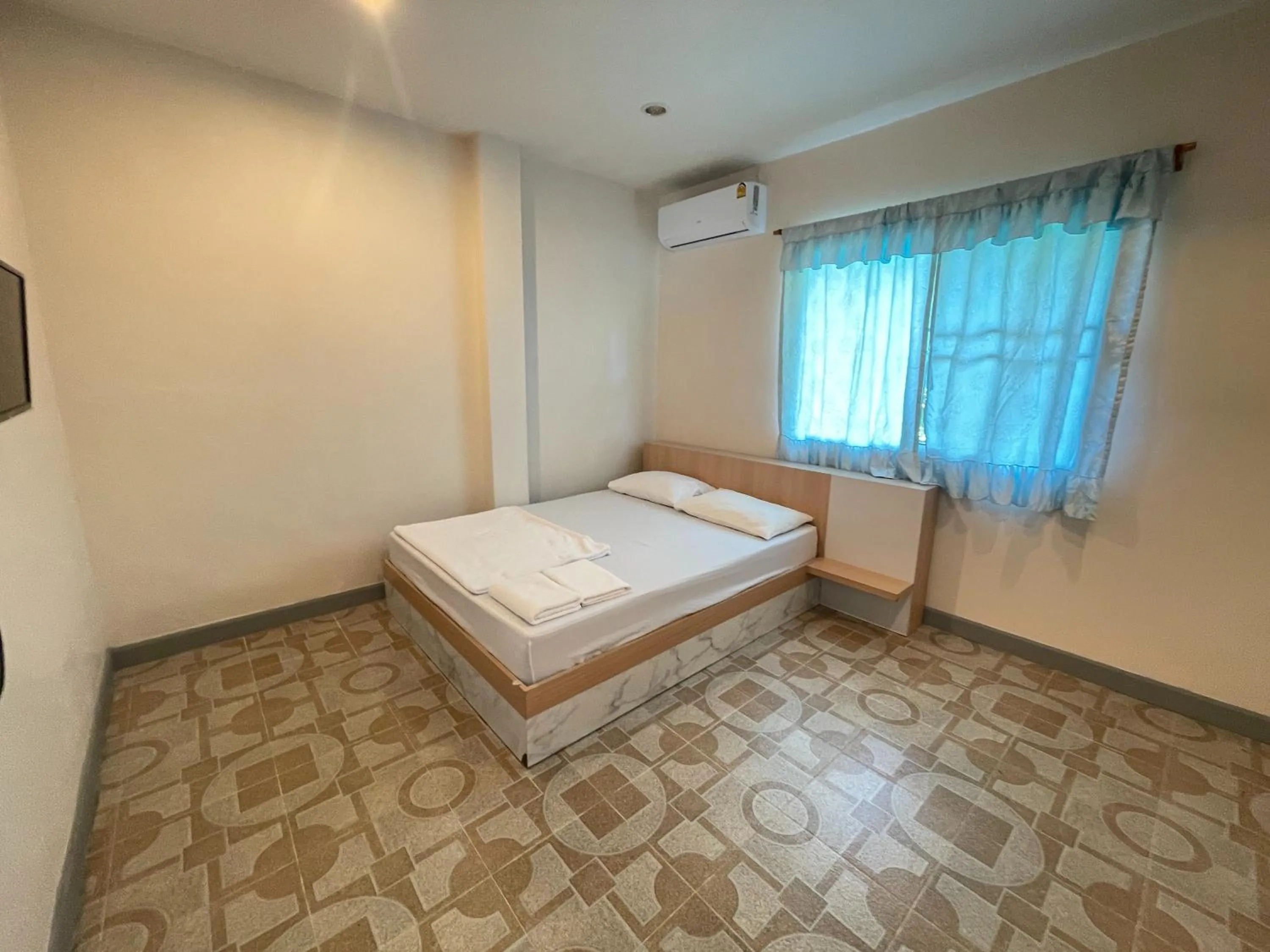 Photo of the whole room, Bed in Oh Taley Resort