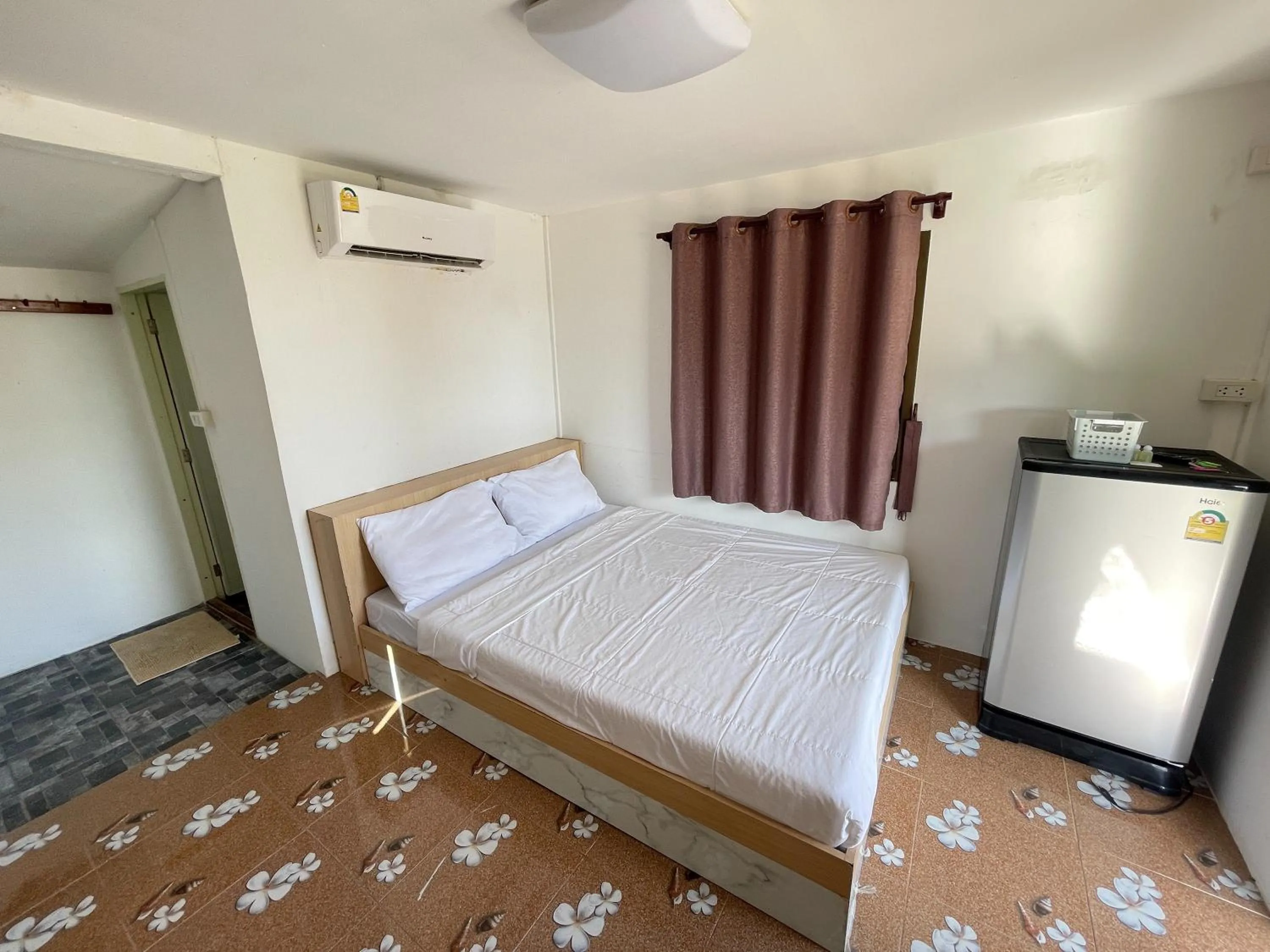 Bedroom, Bed in Oh Taley Resort