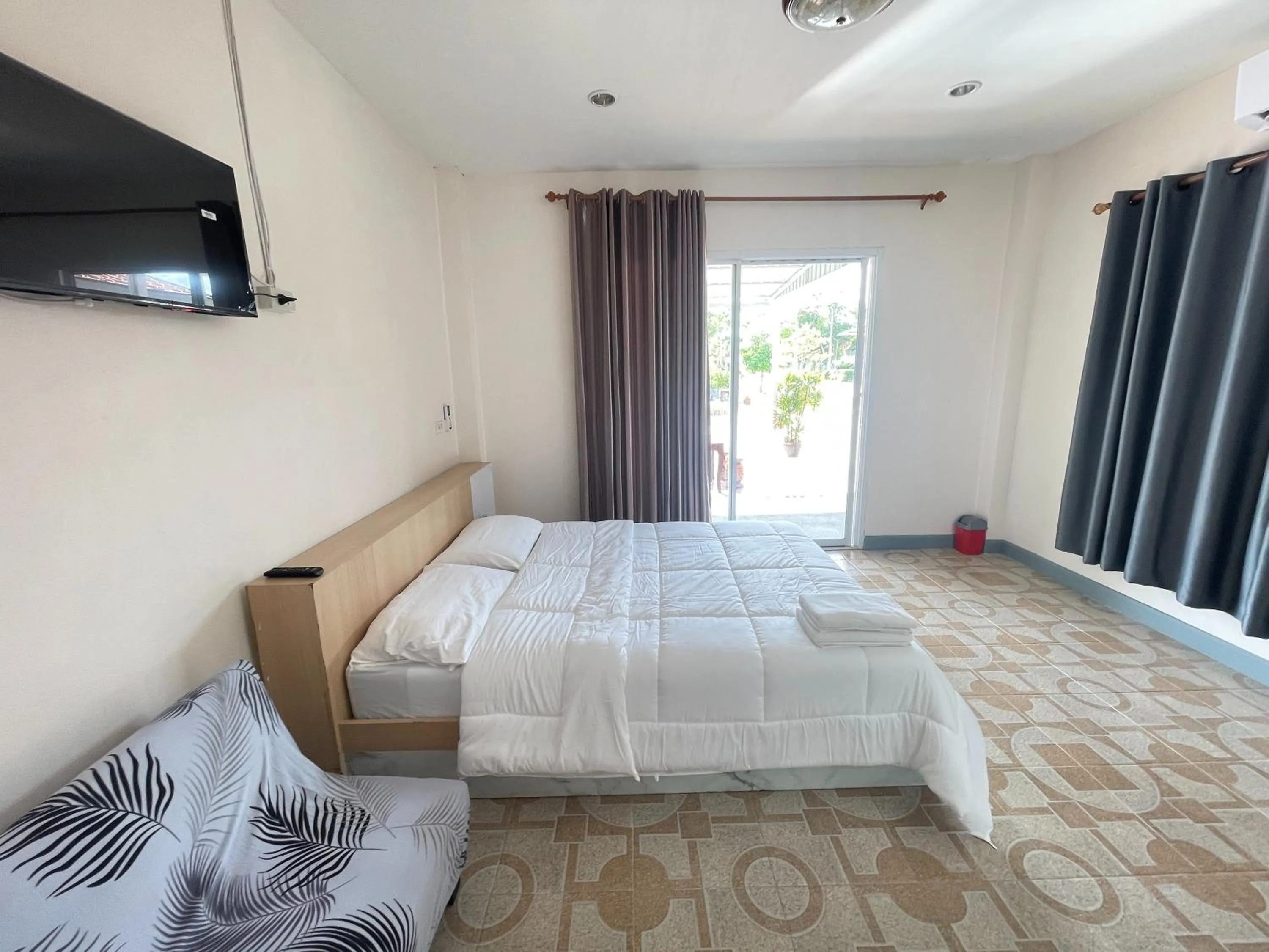 Photo of the whole room, Bed in Oh Taley Resort