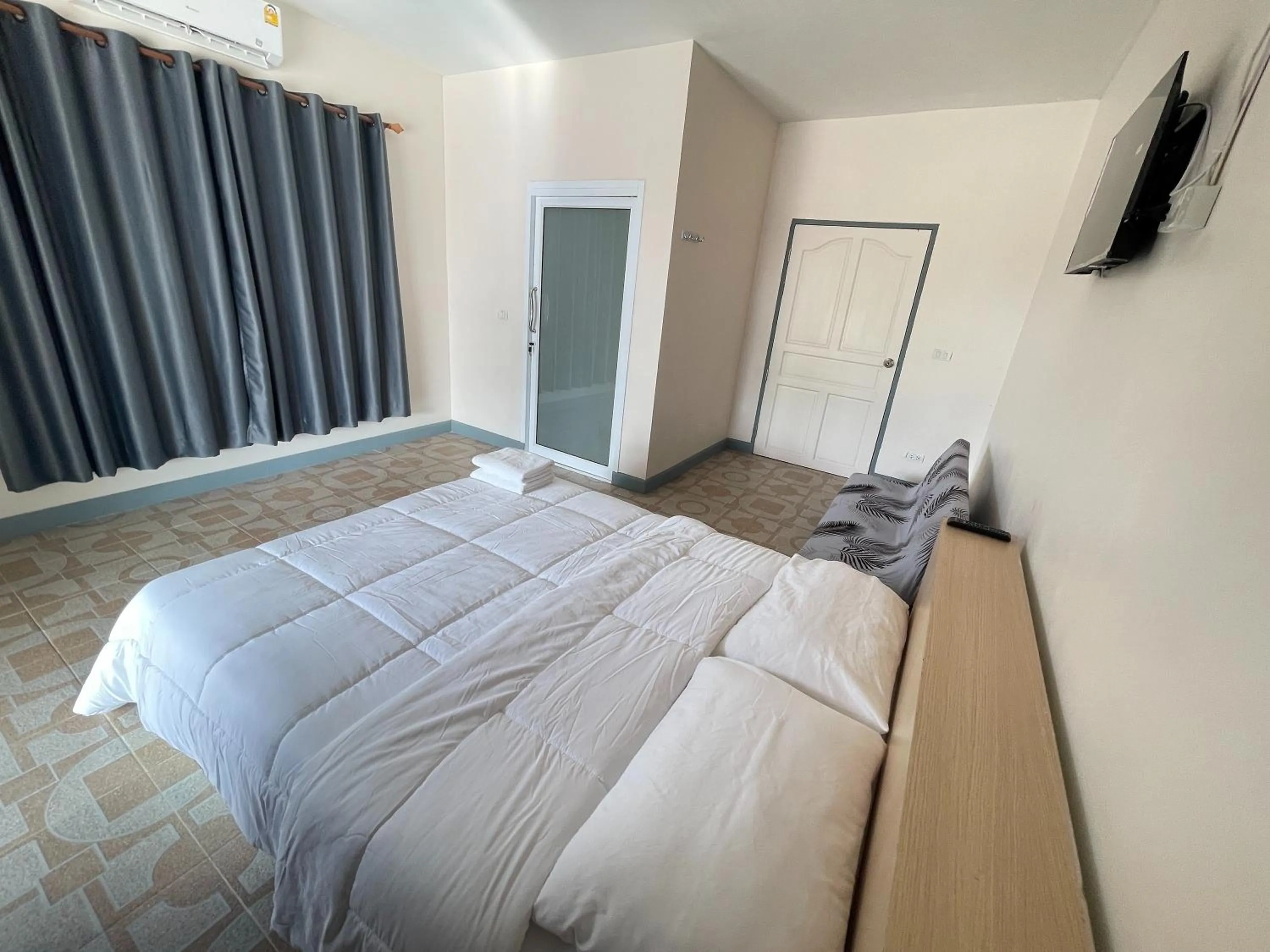 Photo of the whole room, Bed in Oh Taley Resort