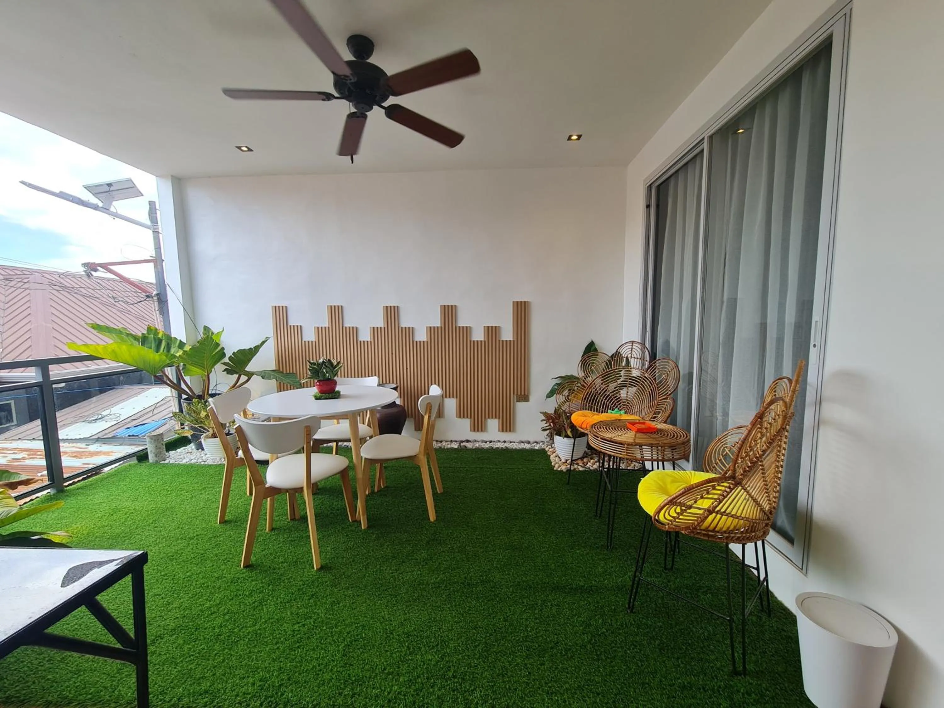 Communal lounge/ TV room in Hotel Pressie by SMS Hospitality