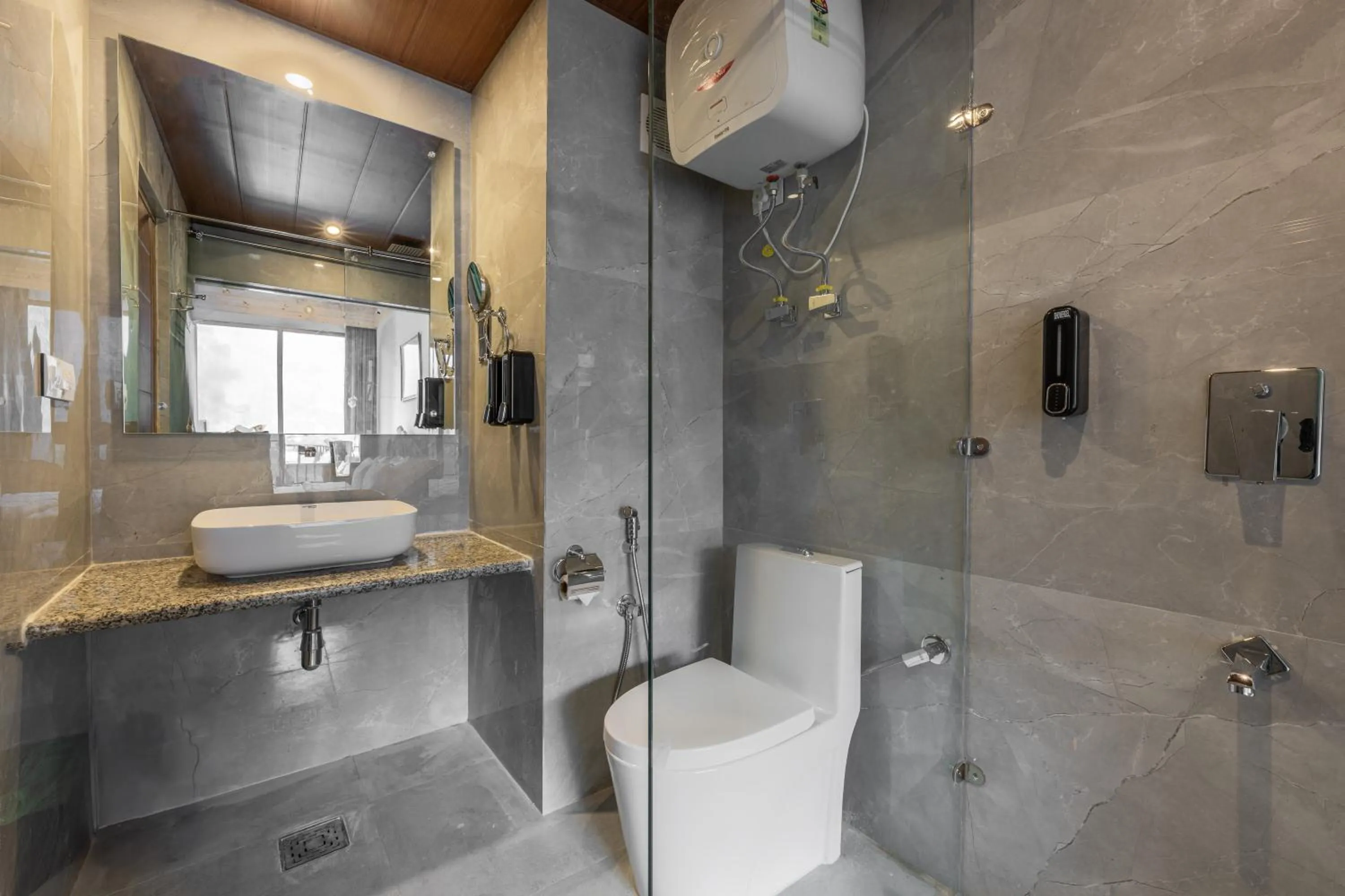 Shower in Echor Himalayan Heights Luxe Manali