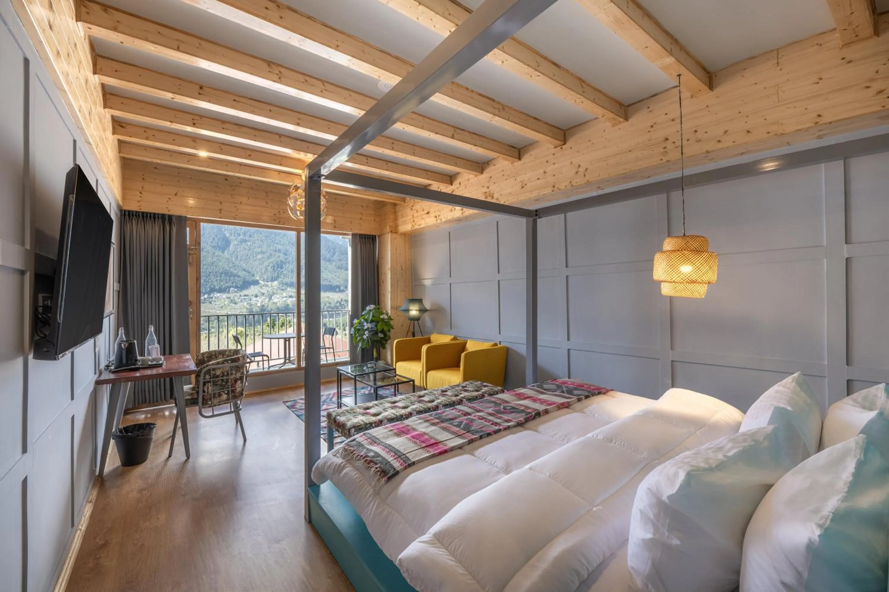 Photo of the whole room, Bed in Echor Himalayan Heights Luxe Manali