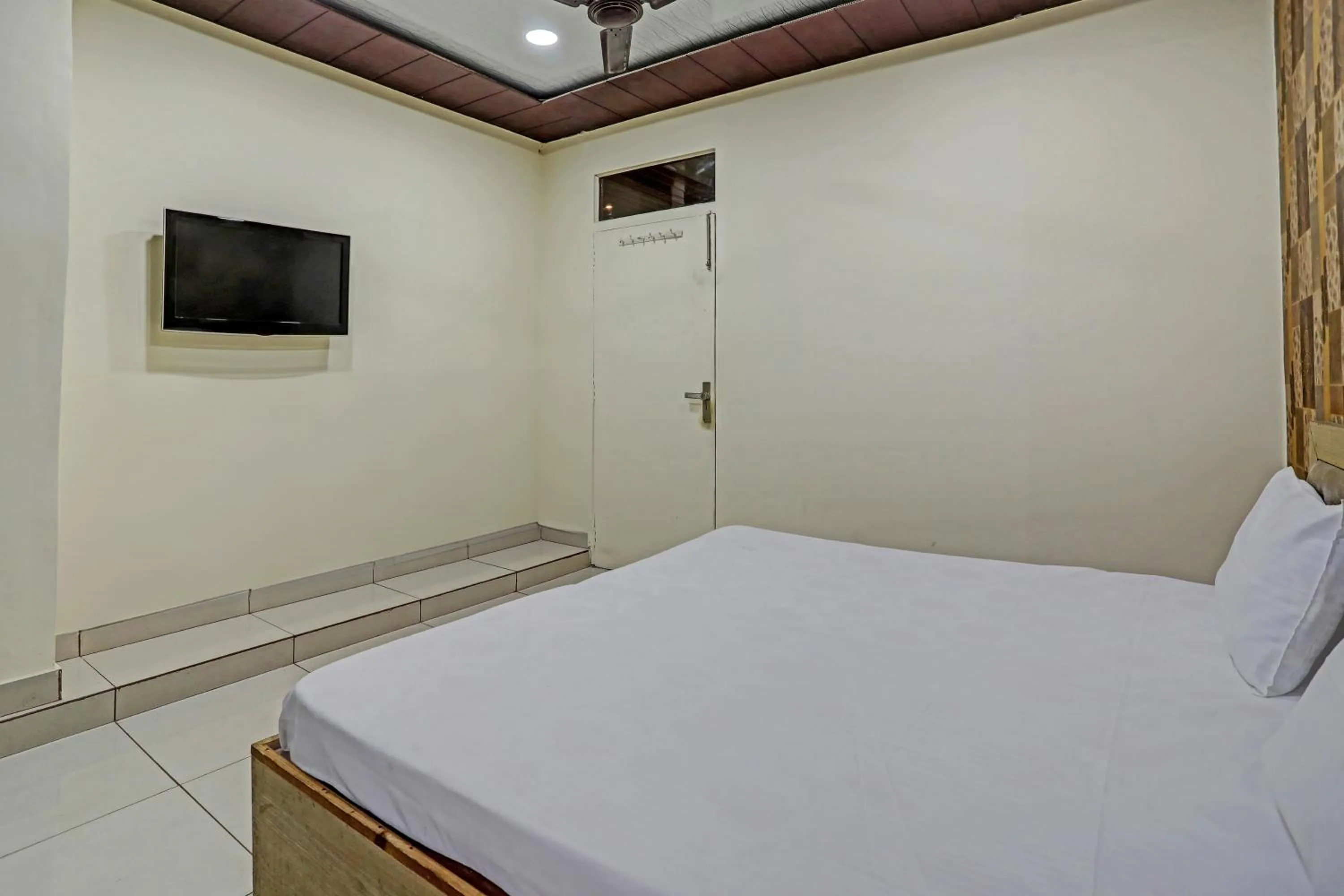 Facade/entrance, Bed in Hotel O Krishna Guest House & PG