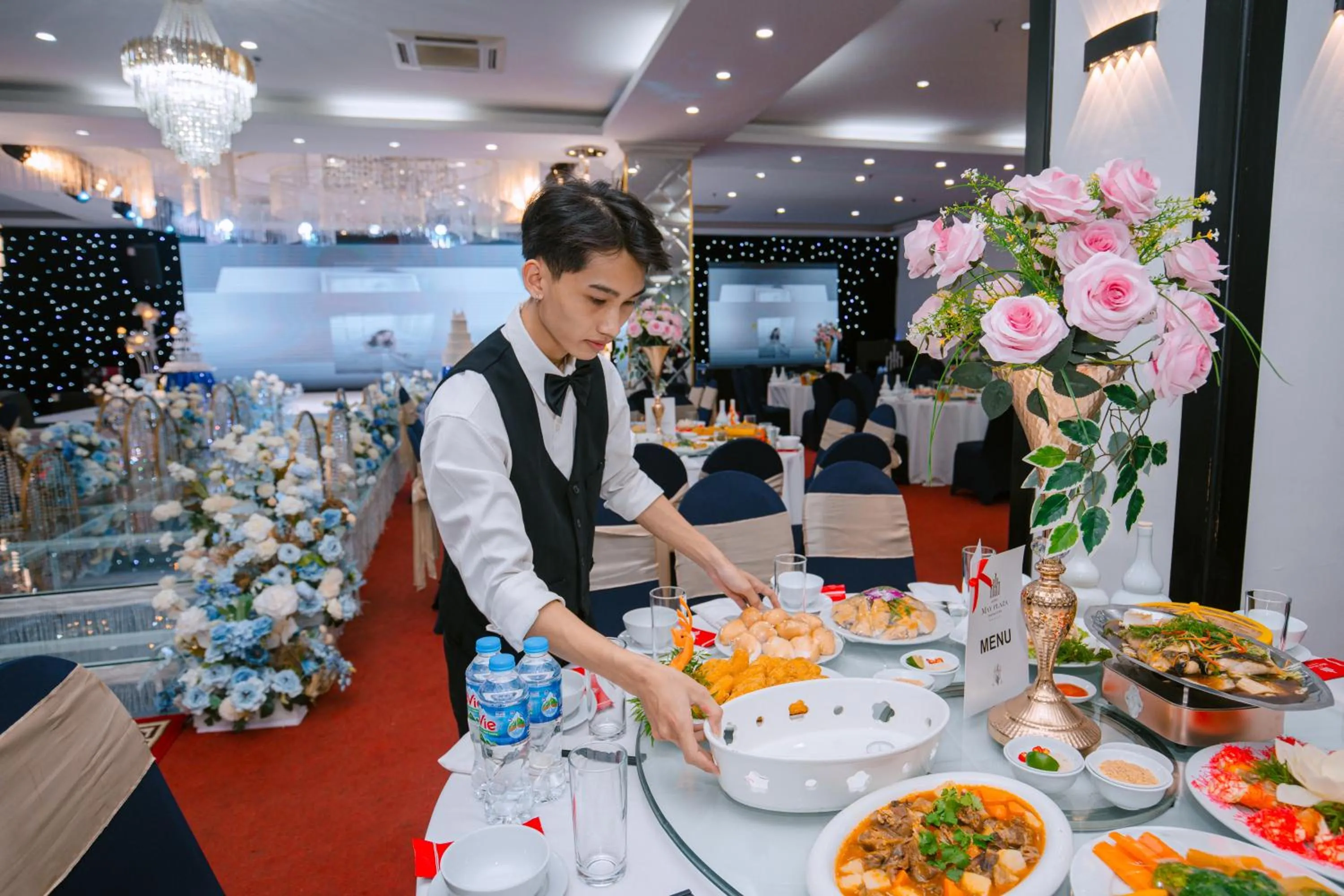 Restaurant/places to eat in MAY PLAZA HOTEL