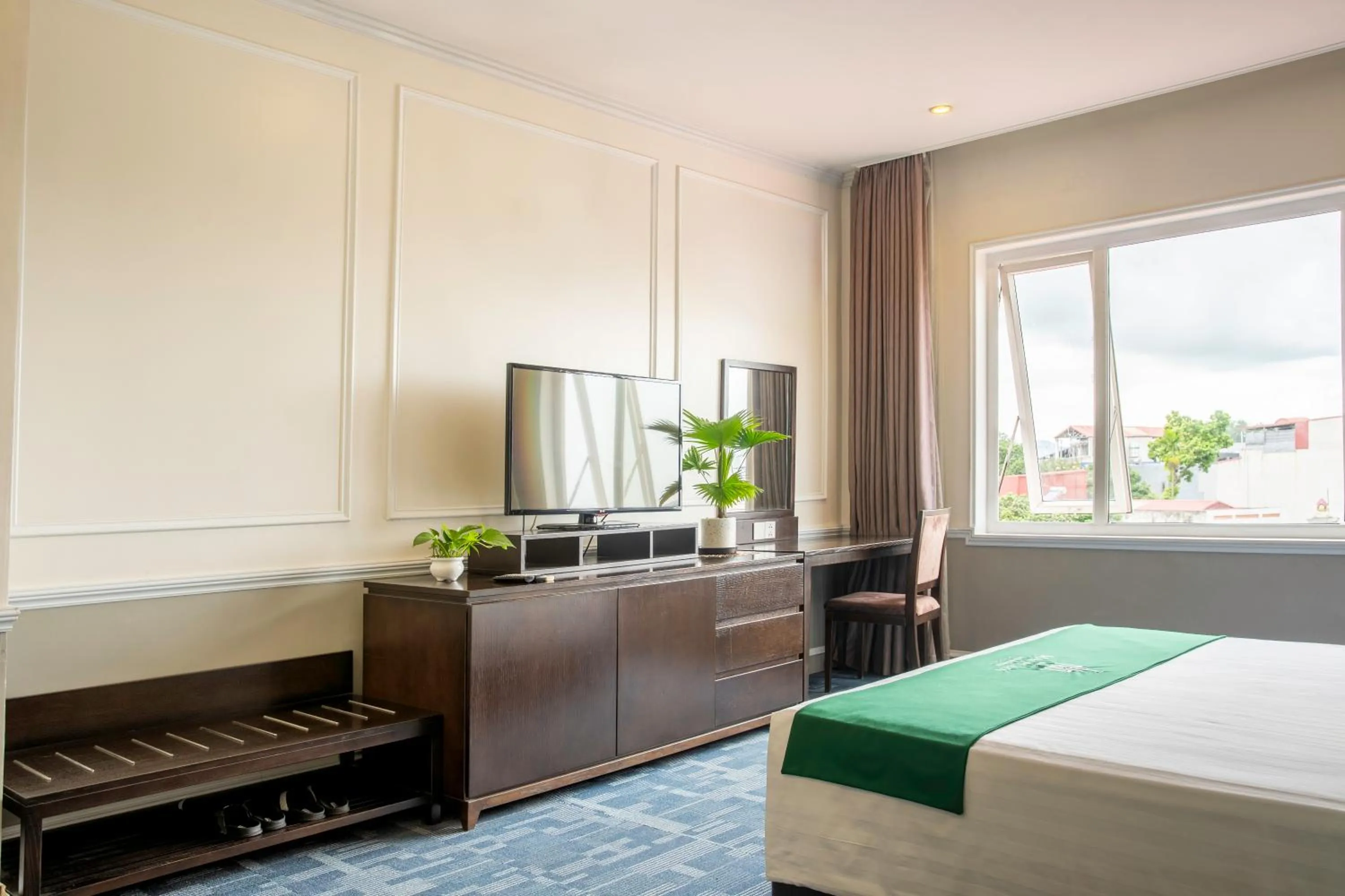 Communal lounge/ TV room, Bed in MAY PLAZA HOTEL