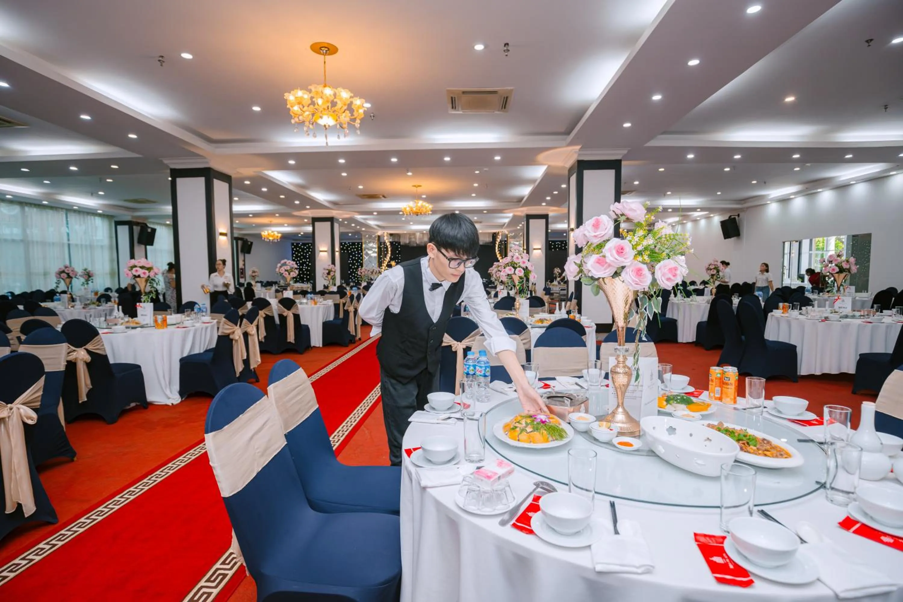 Restaurant/places to eat in MAY PLAZA HOTEL