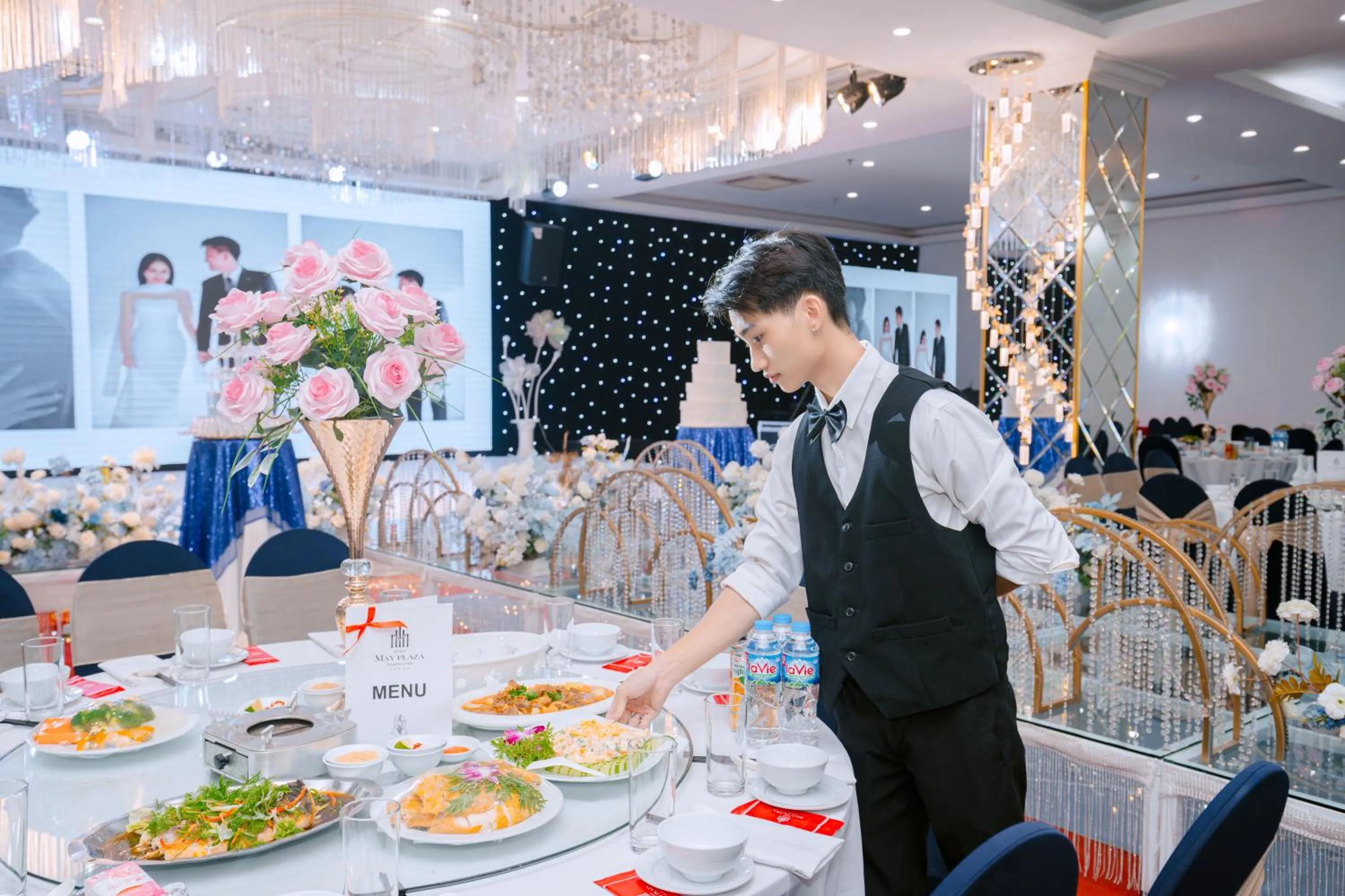 Restaurant/places to eat in MAY PLAZA HOTEL