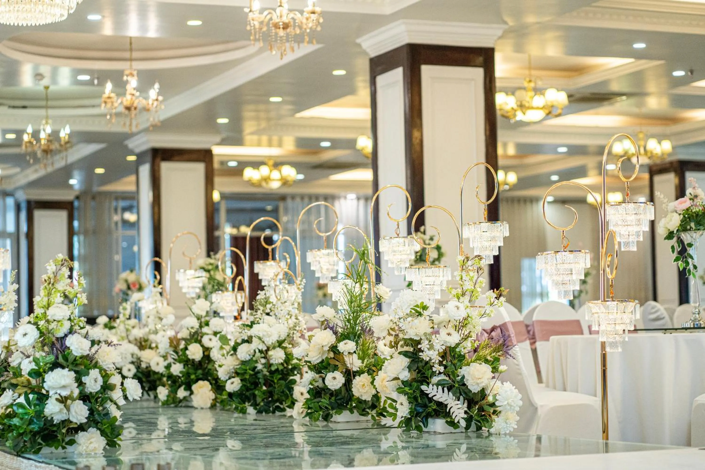 Restaurant/places to eat in MAY PLAZA HOTEL