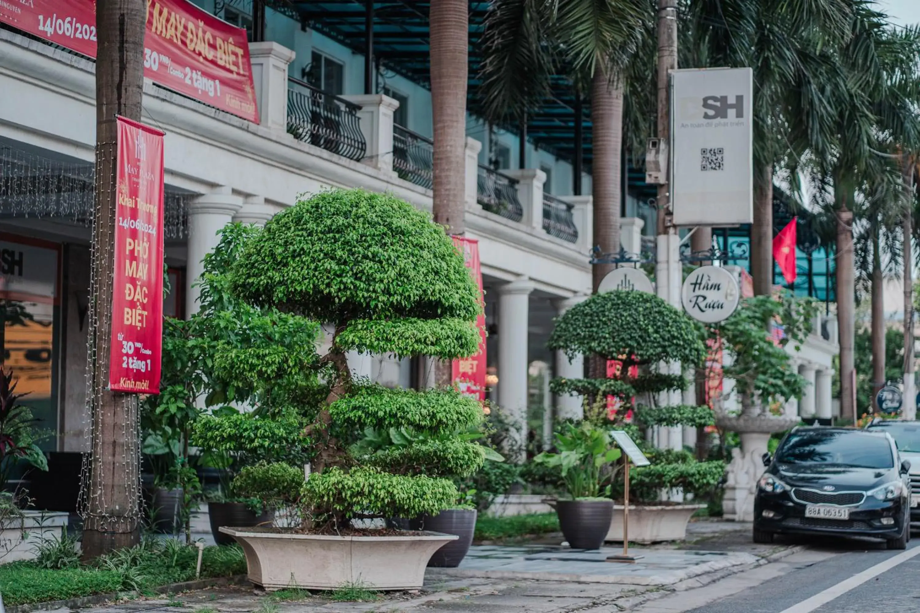 Property building in MAY PLAZA HOTEL Property building in MAY PLAZA HOTEL