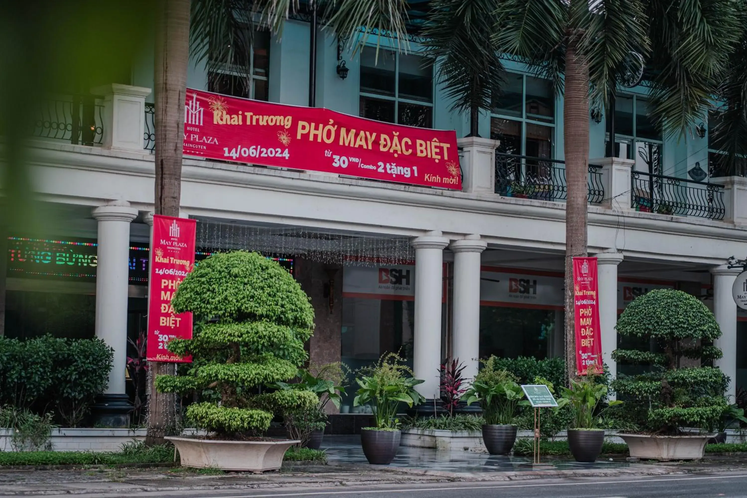 Property building in MAY PLAZA HOTEL Property building in MAY PLAZA HOTEL