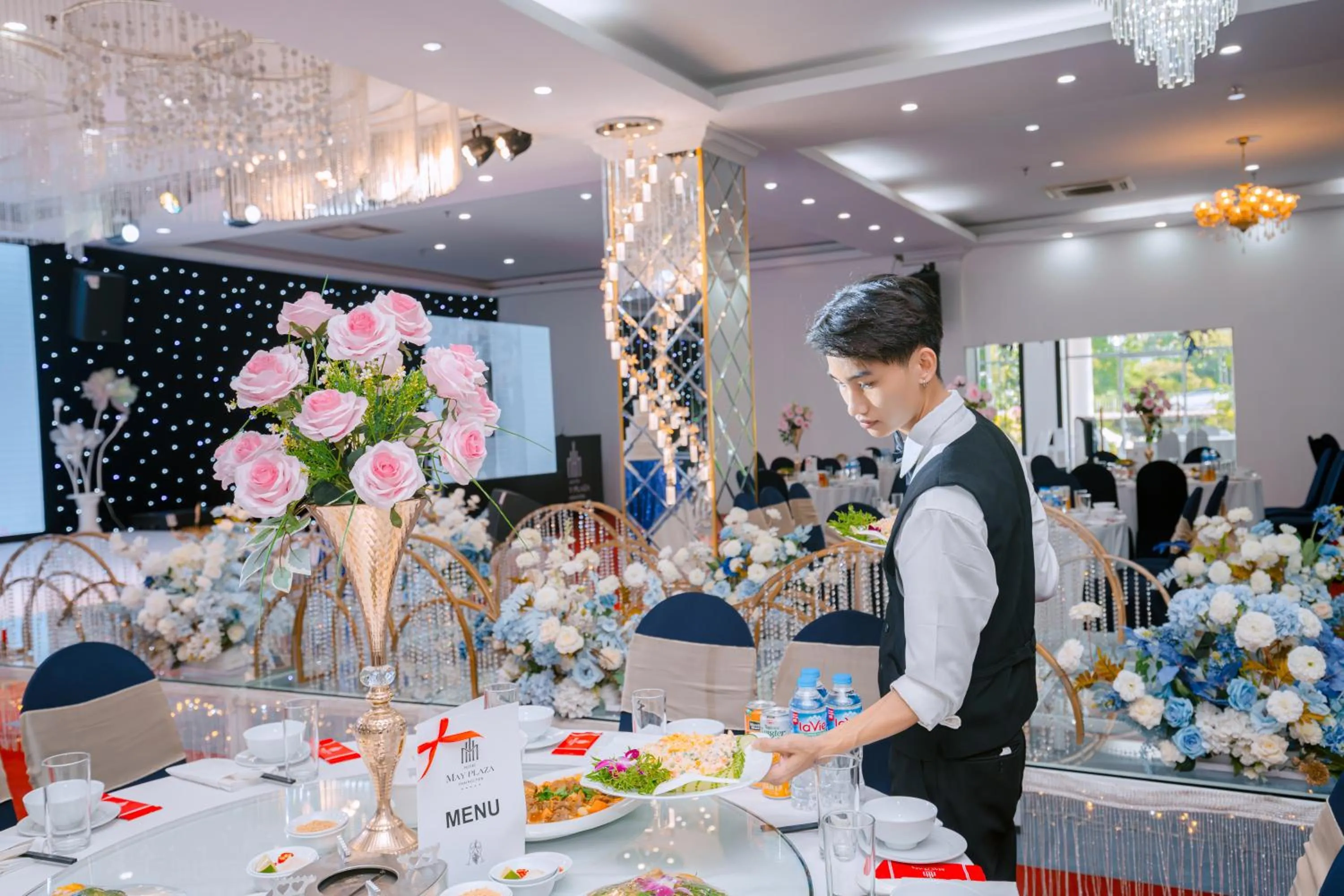 Restaurant/places to eat in MAY PLAZA HOTEL