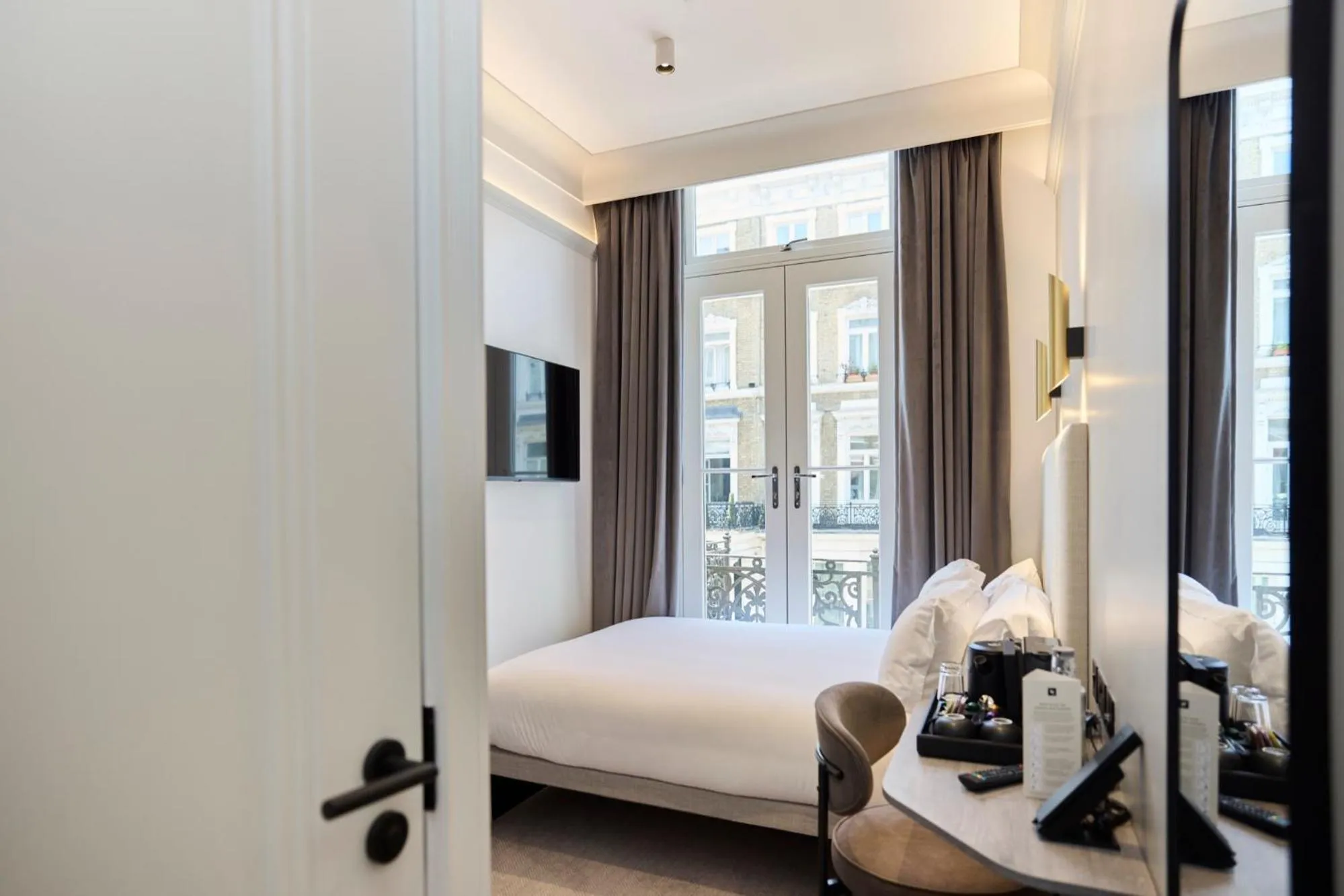 Bed in The Edwin Hotel