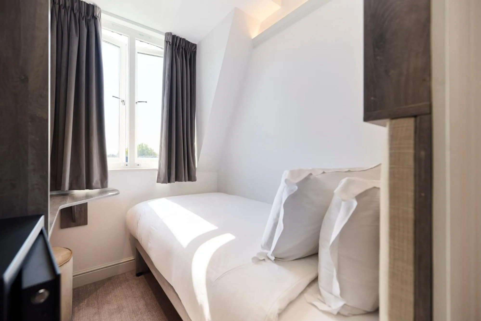 Bed in The Edwin Hotel