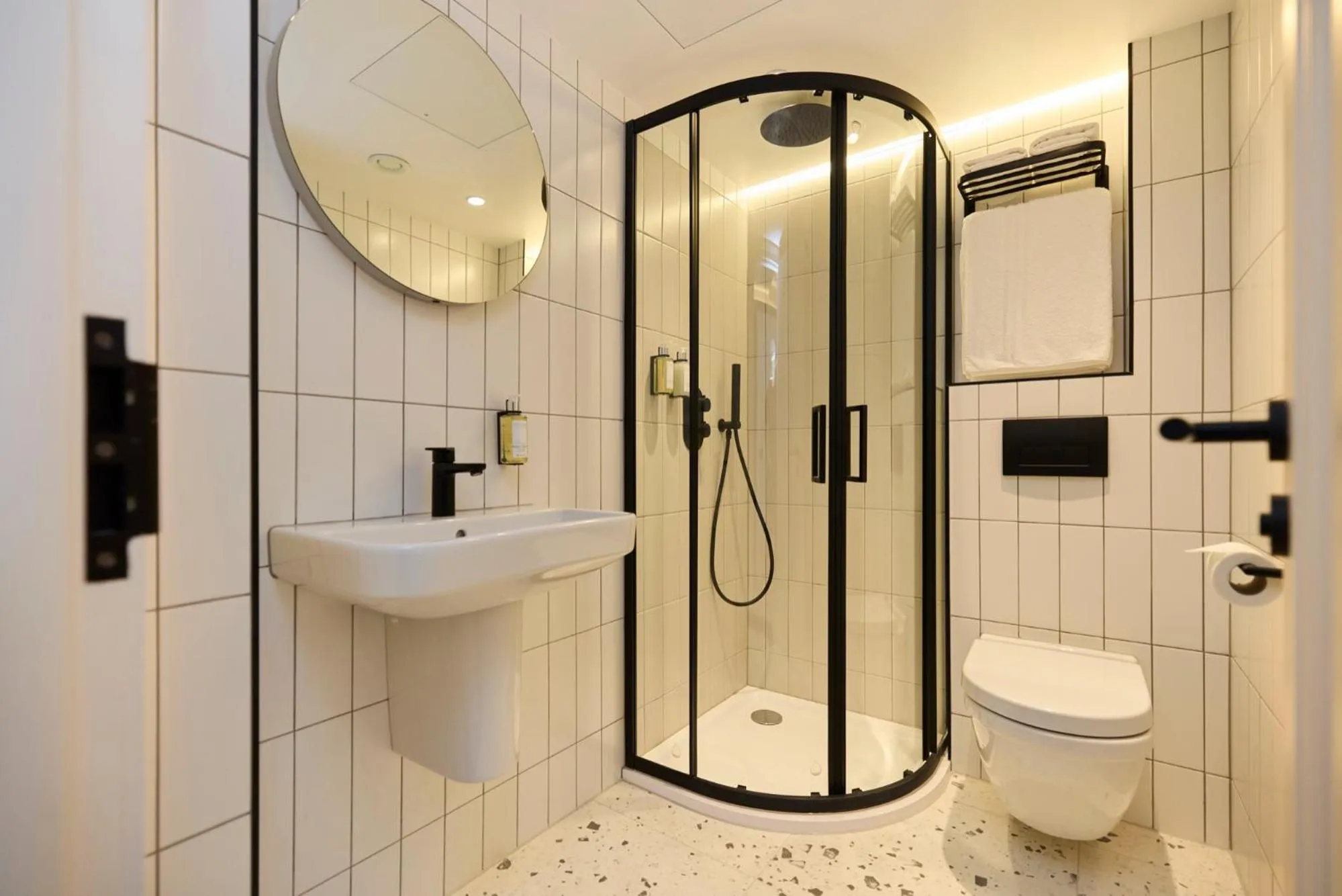 Shower in The Edwin Hotel