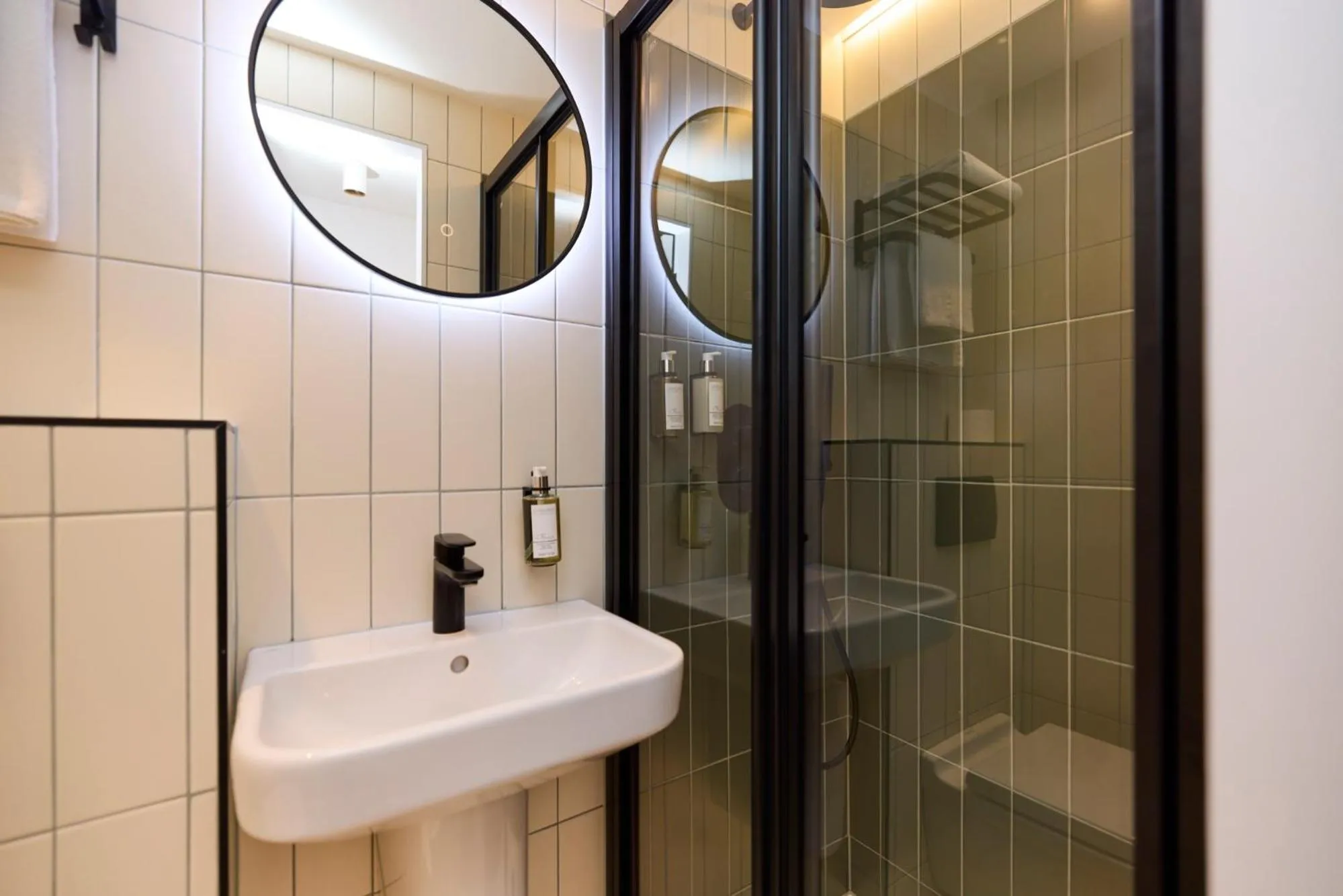 Shower in The Edwin Hotel