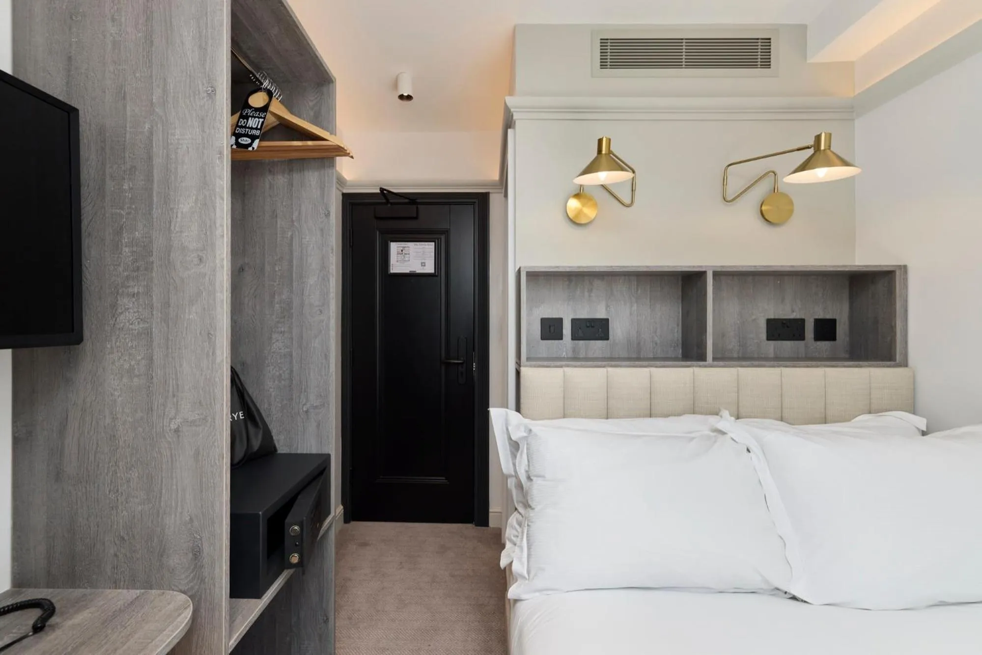 Bedroom, Bed in The Edwin Hotel